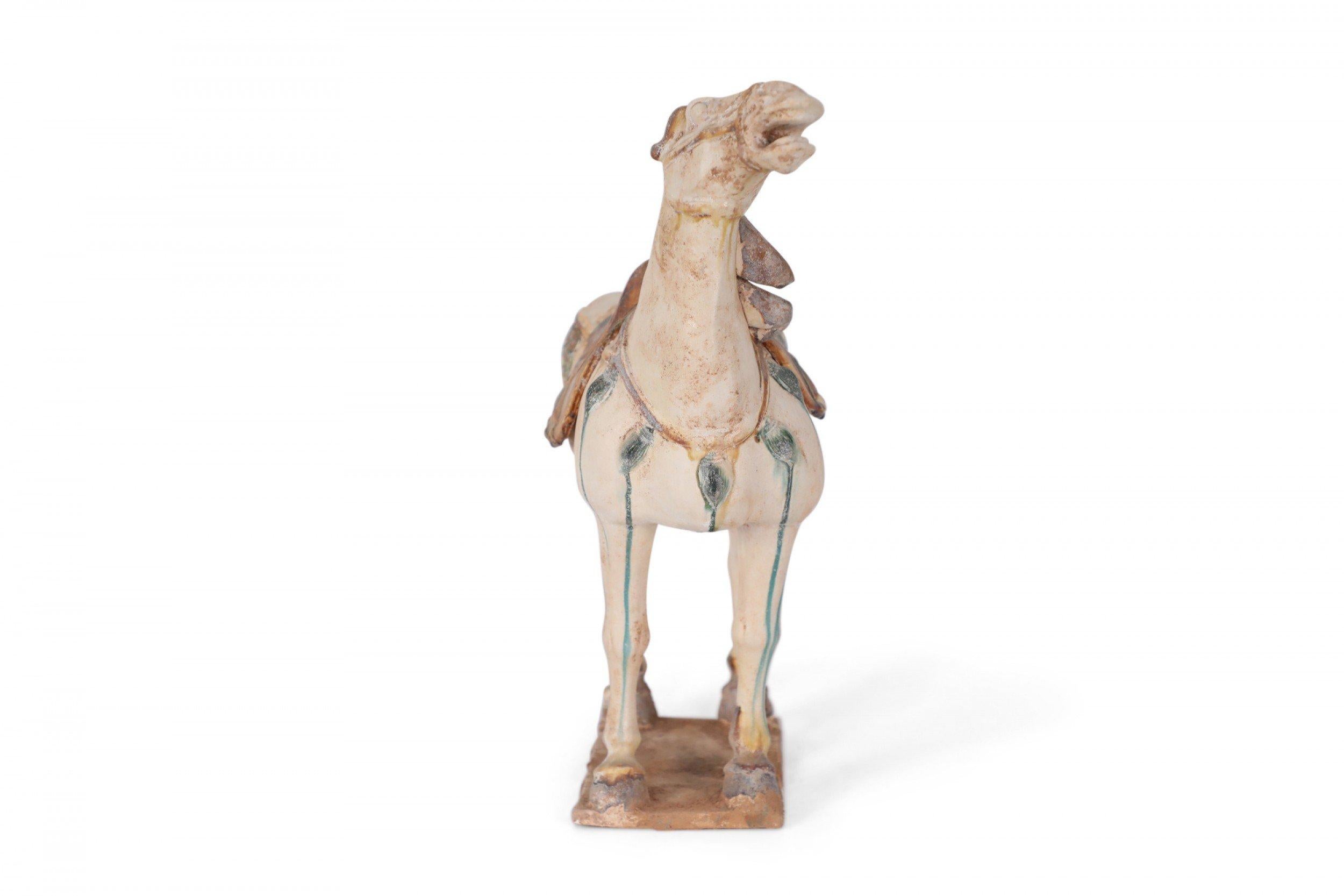 Chinesische Sancai glasiert Tang Dynasty-Stil Terrakotta Pferdegrab Figur im Angebot 2