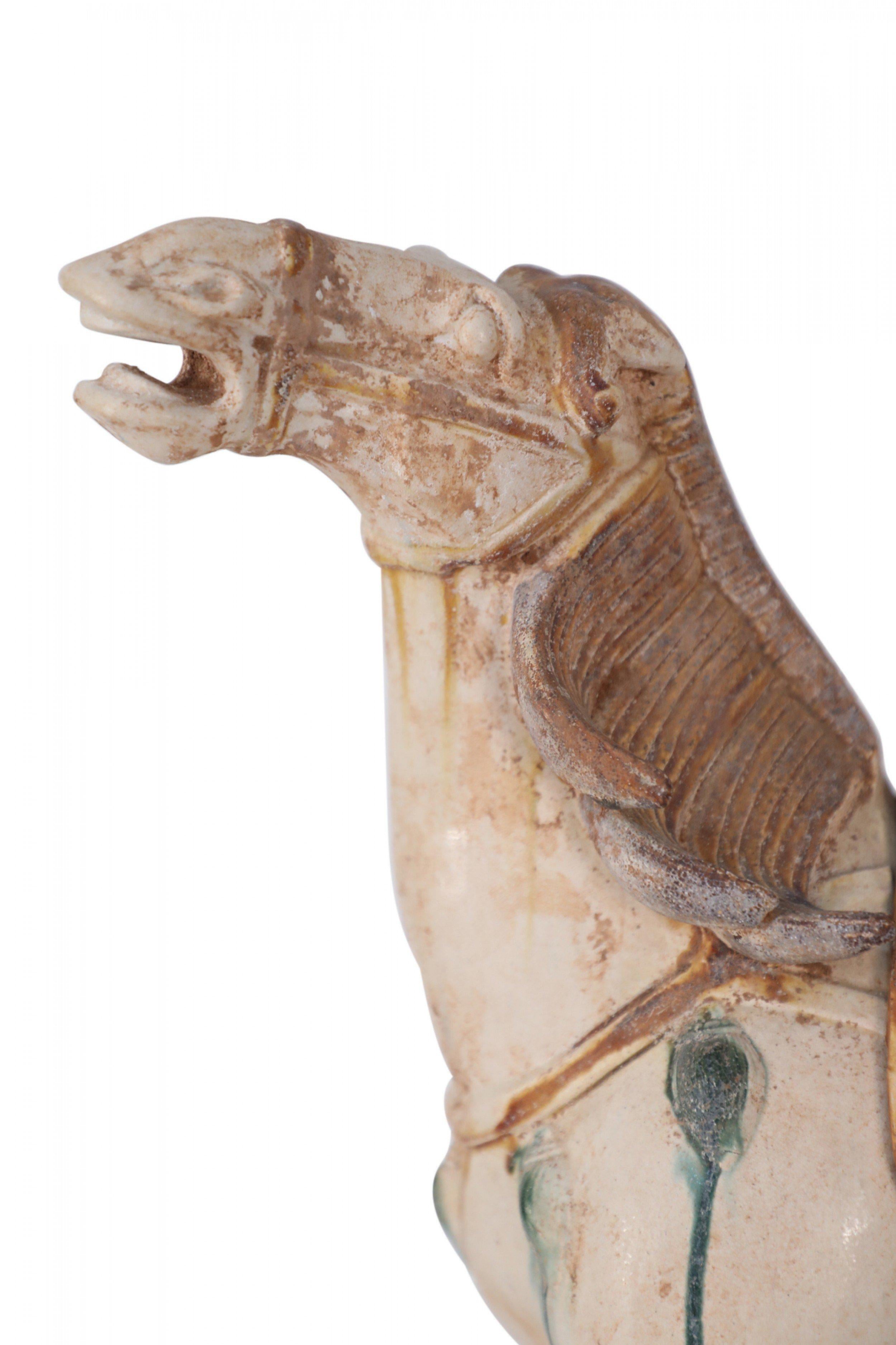 Chinesische Sancai glasiert Tang Dynasty-Stil Terrakotta Pferdegrab Figur im Angebot 3