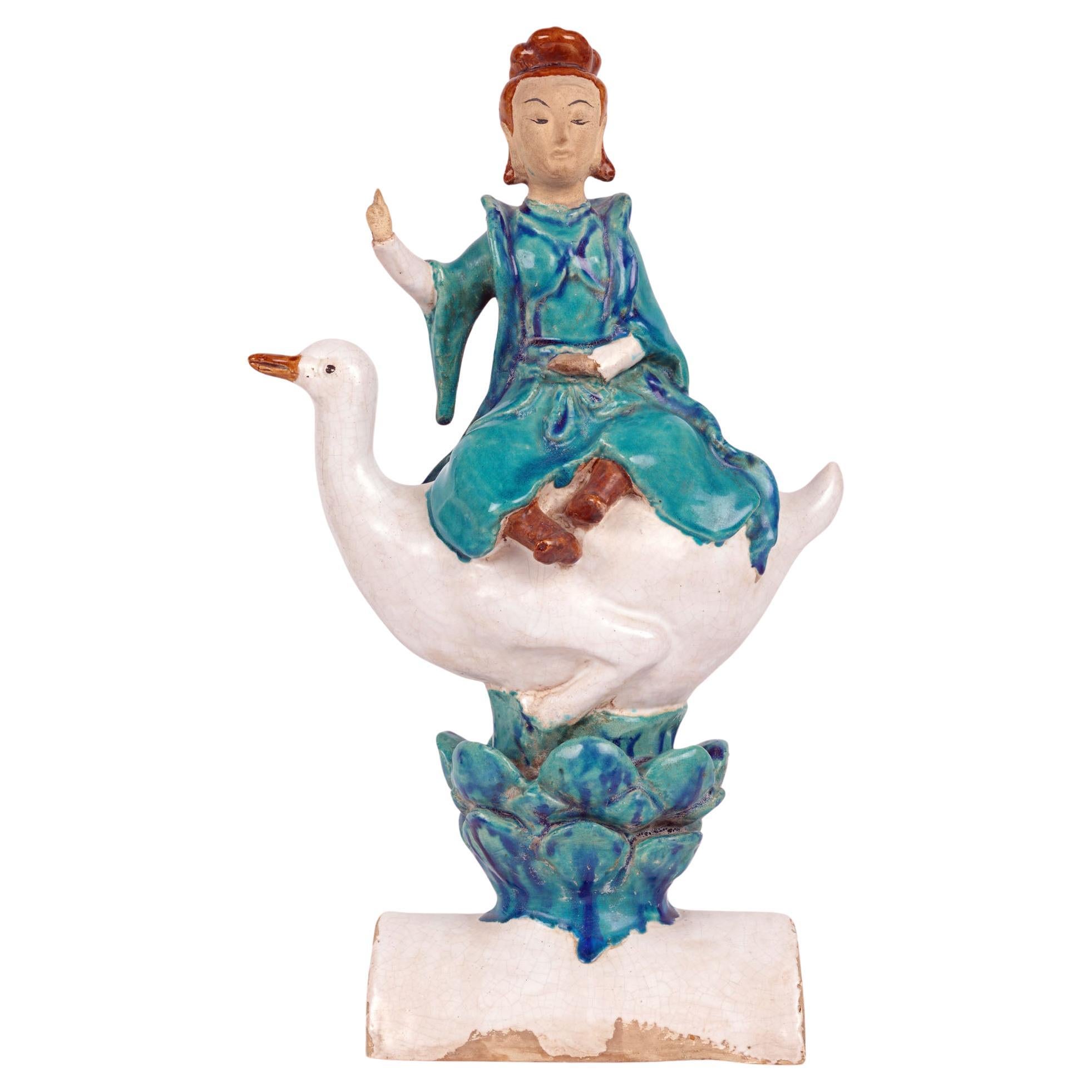 Tegola in ceramica cinese Sancai Guanyin a cavallo di un'oca