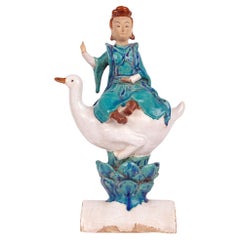 Tegola in ceramica cinese Sancai Guanyin a cavallo di un'oca