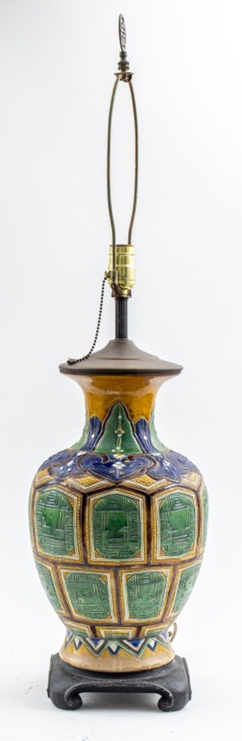 Vaso cinese Sancai Haitangzu montato come lampada, di forma begonia, decorato con un disegno geometrico inciso, motivo floreale a volute intorno al collo, base in ghisa con piedi a voluta, con una presa. 34,5