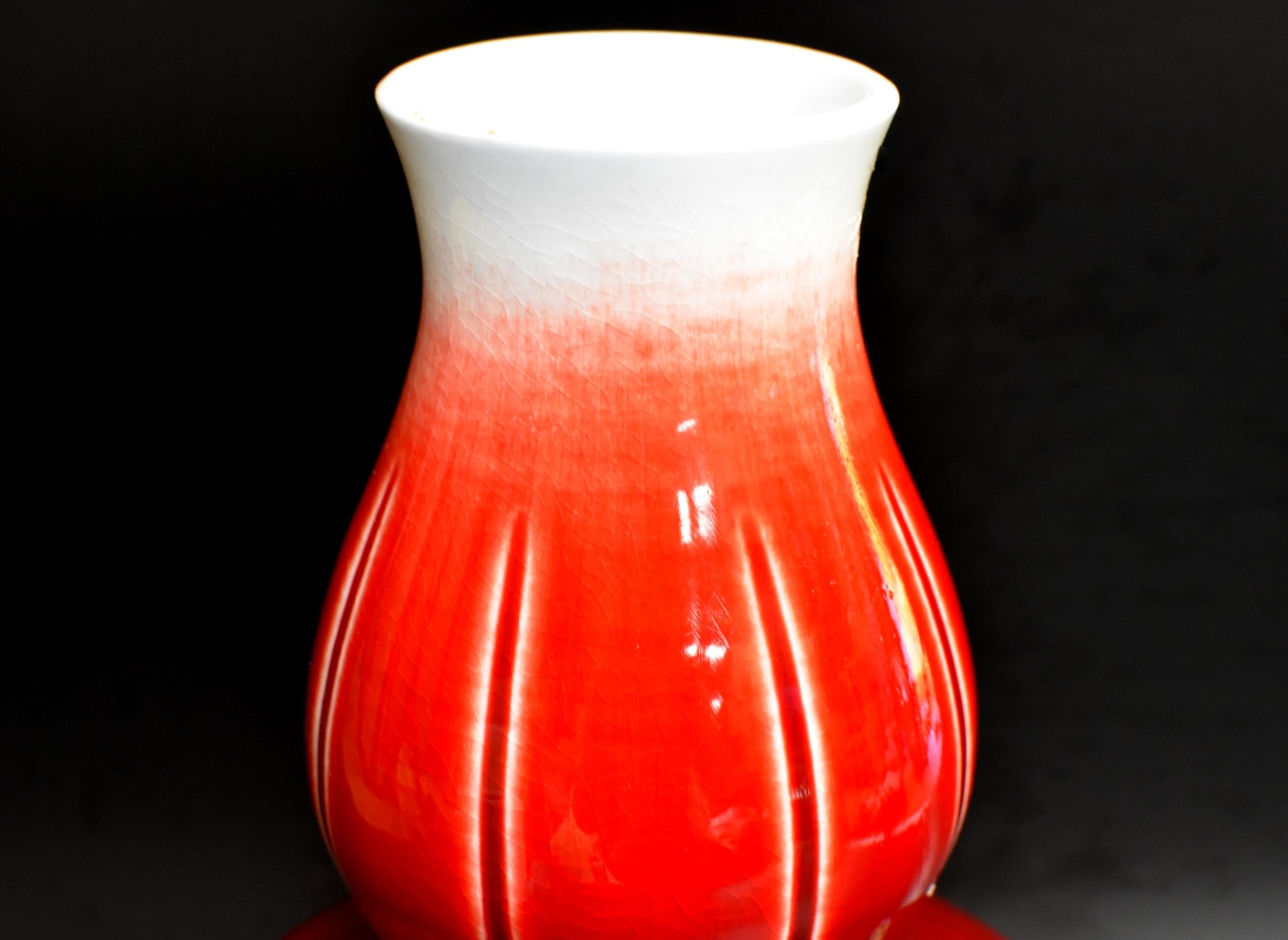 Vase Sang-De-Boeuf en forme de gourde avec des rayures uniques. L'extérieur est recouvert d'une glaçure rouge foie, l'intérieur d'une glaçure blanche. La base porte la marque du four Jin De Zhen. Une pièce substantielle et magnifique.