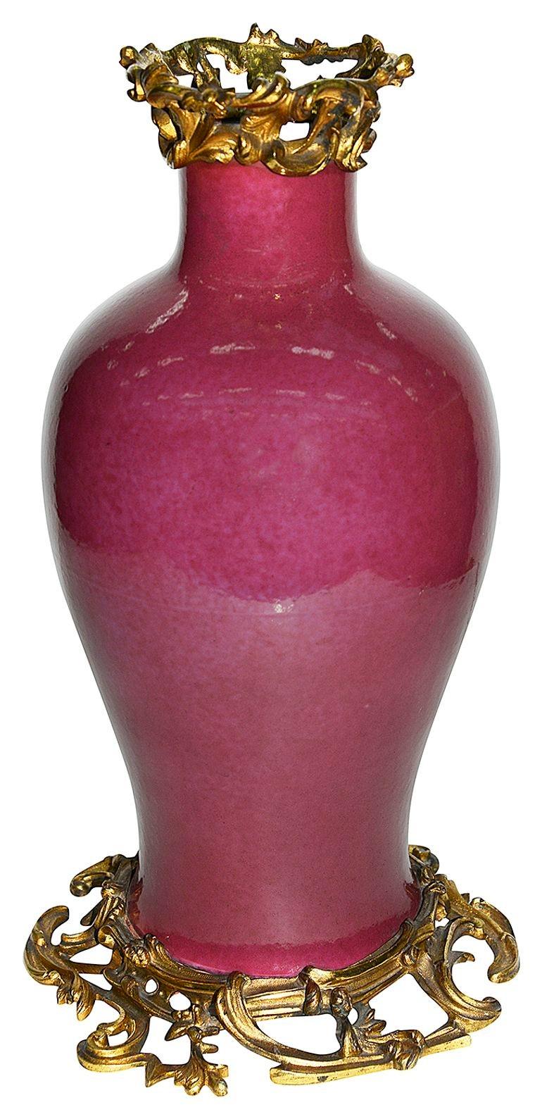 Jarrón de porcelana Sang Du Boeuf, de exportación china, muy decorativo, de principios del siglo XIX, con un maravilloso cuello y base de estilo French Rococo dorado y ormolu.


Lote 83 63435 DNKZZ