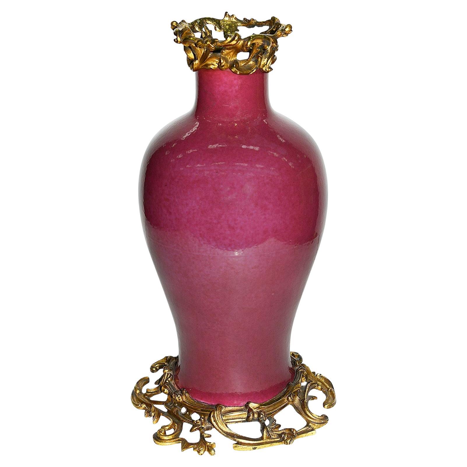 Vase très décoratif en porcelaine Sang du Bœuf d'exportation chinoise du début du 19e siècle, avec un magnifique col et une base de style rococo en bronze doré.


Lot 83 63435 DNKZZ
