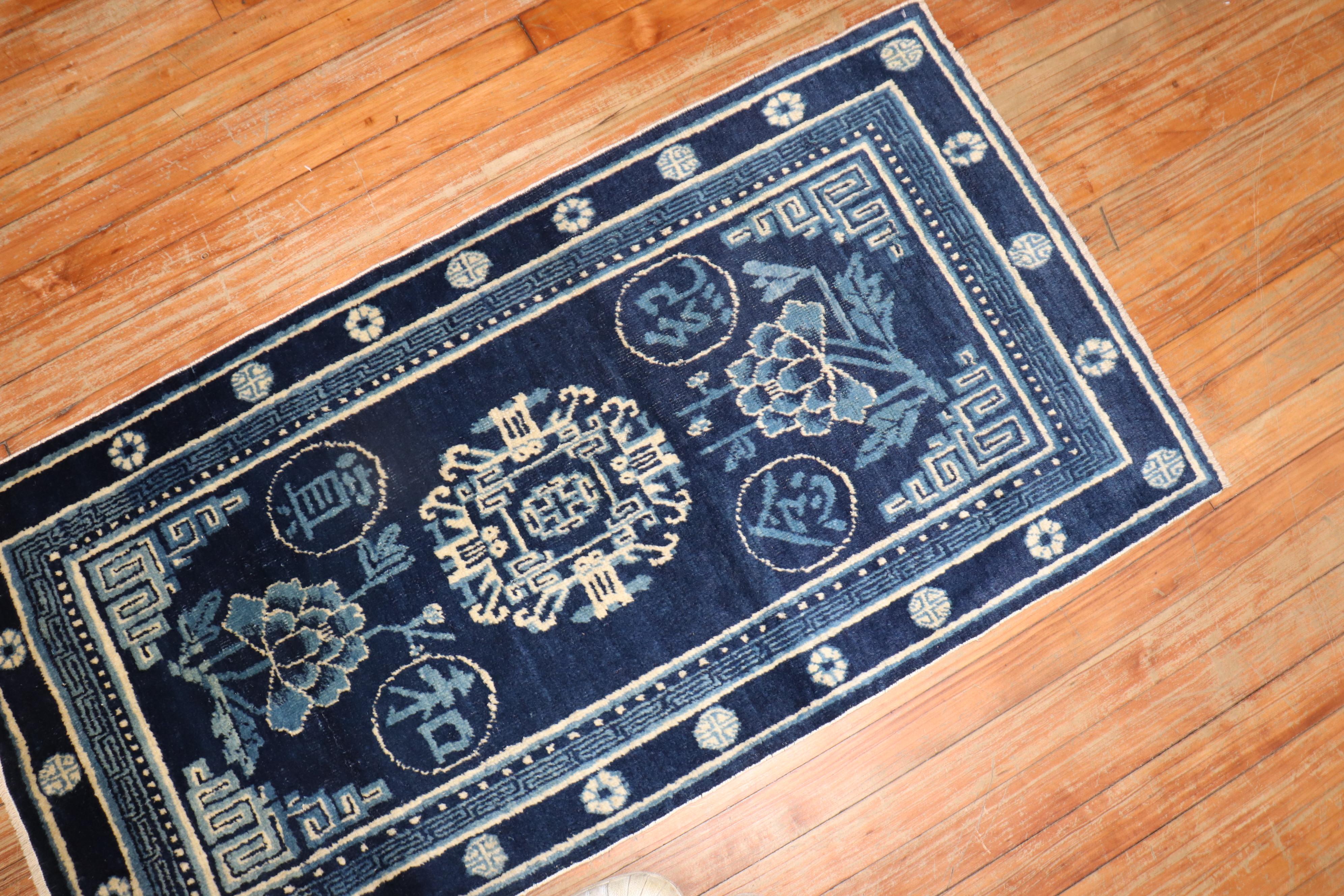 Chinese Scatter Size Early 20th Century Rug In Good Condition For Sale In New York, NY