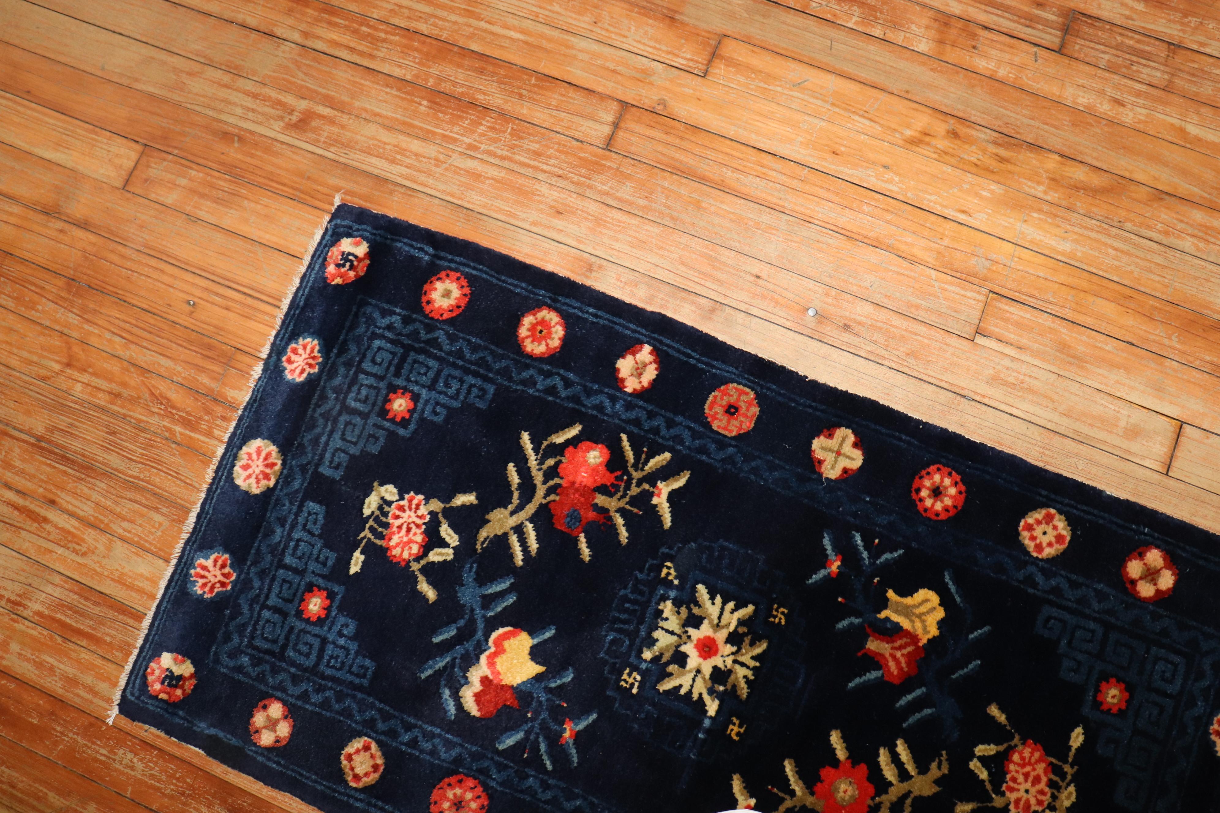 Chinese Scatter Size Early 20th Century Rug In Good Condition For Sale In New York, NY