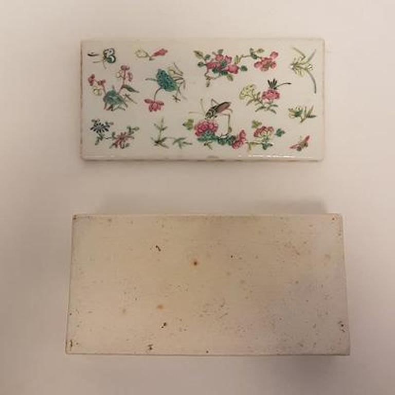 Chinese Scholar Pen Box in Porcelain with Two Rooms and a Lid In Good Condition For Sale In Copenhagen, DK