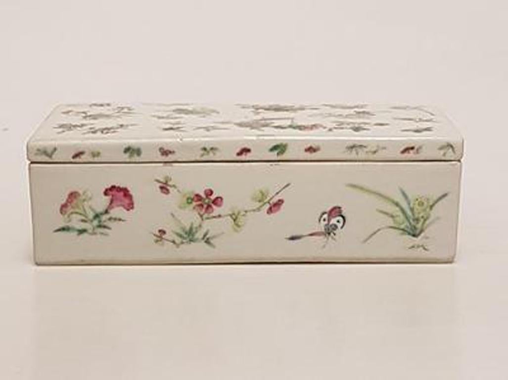 Chinese Scholar Pen Box in Porcelain with Two Rooms and a Lid For Sale 1