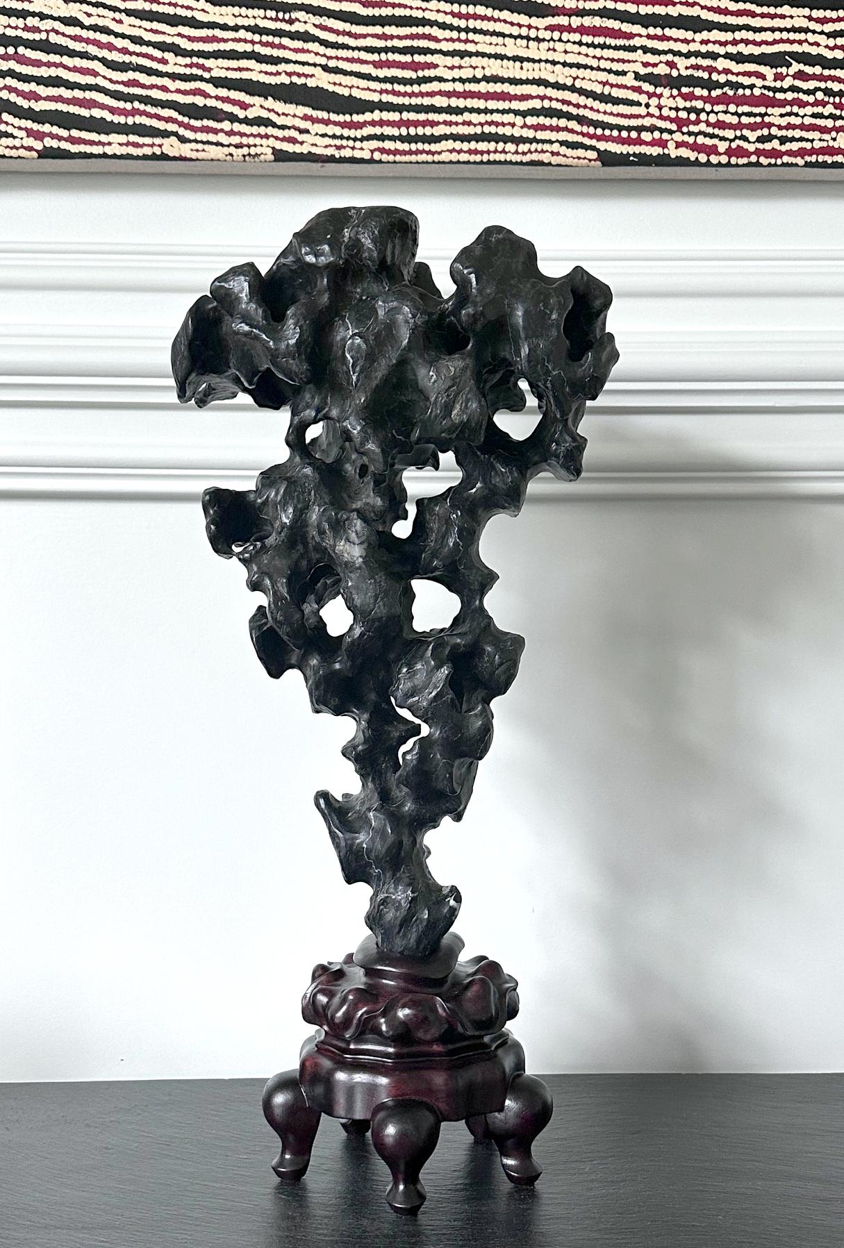 Rocher d'érudit chinois Pierre noire de Taihu sur Stand en vente 9