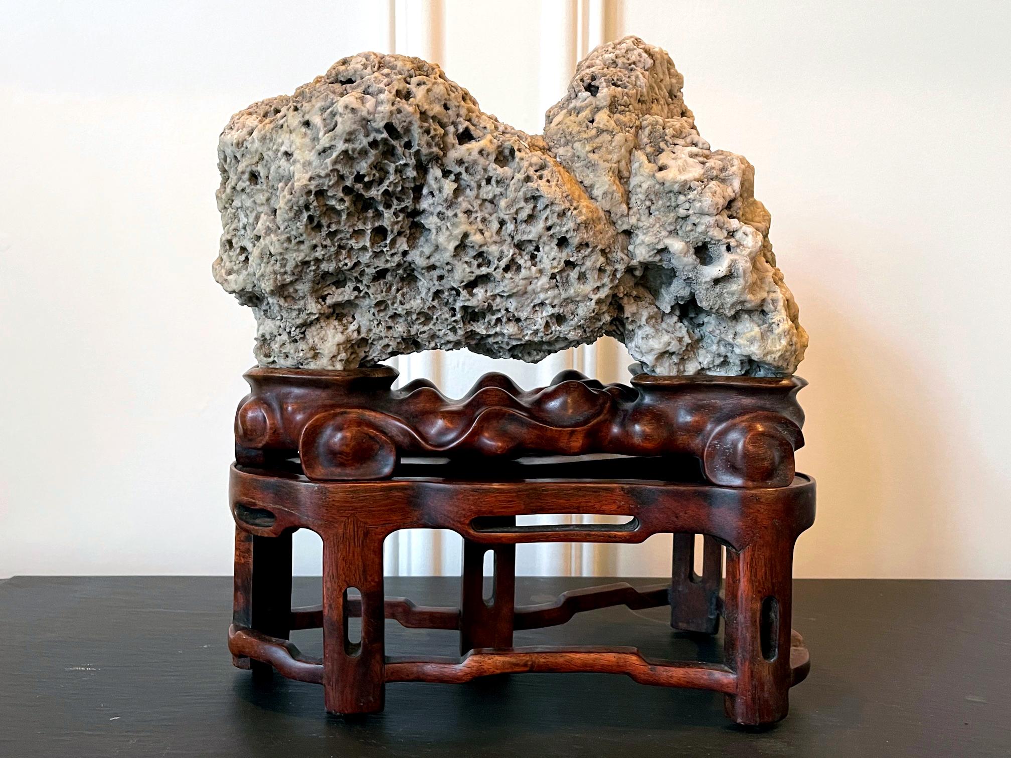 Dieser erhabene chinesische Gelehrtenstein wurde von den Jade-Gipfeln in den Kun-Bergen in der Provinz Jiangsu gesammelt. Aufgrund seiner einzigartigen Formation wird er in China manchmal auch als 