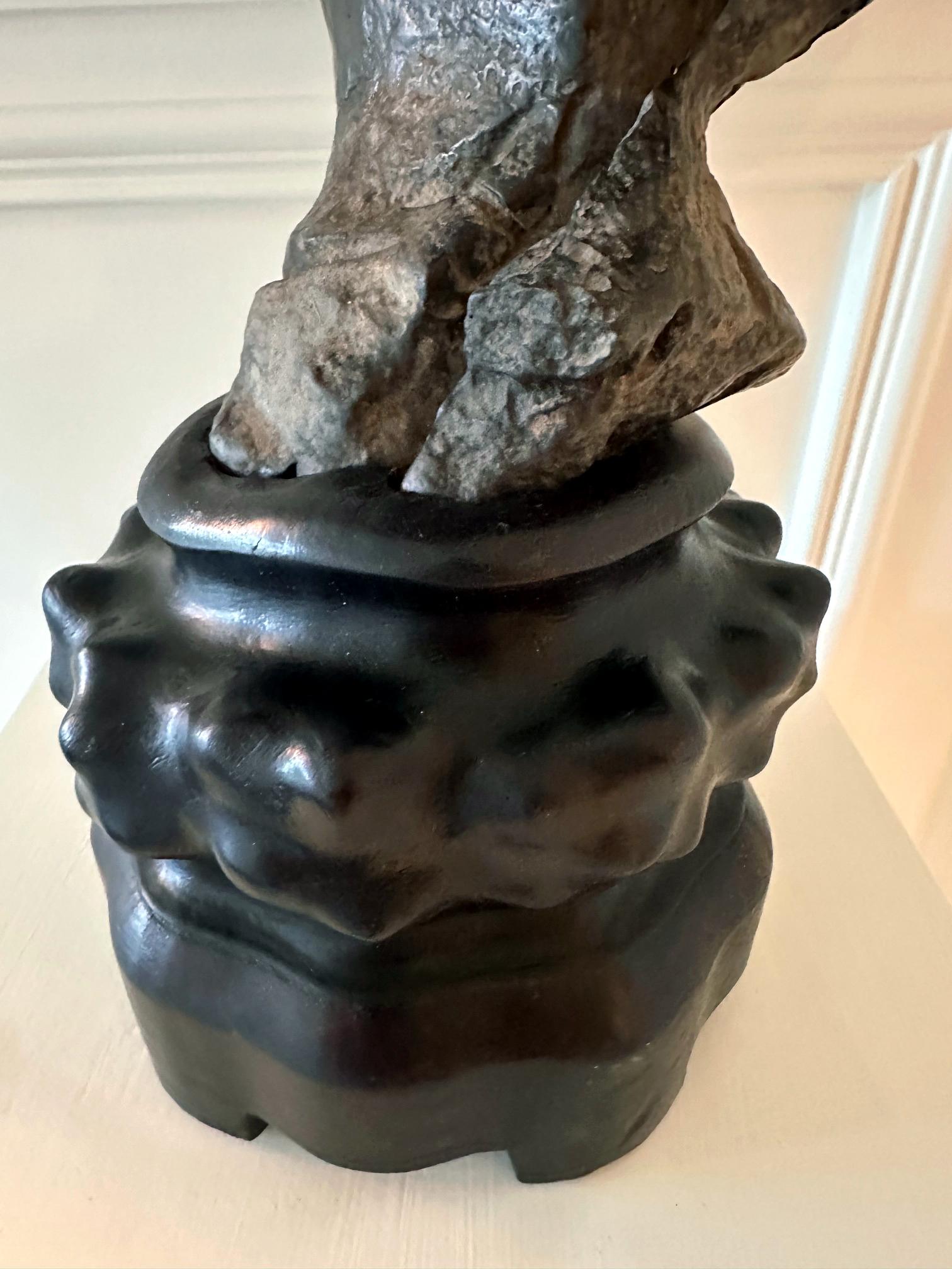 Pierre d'érudit chinoise Lingbi Stone sur Stand en vente 10