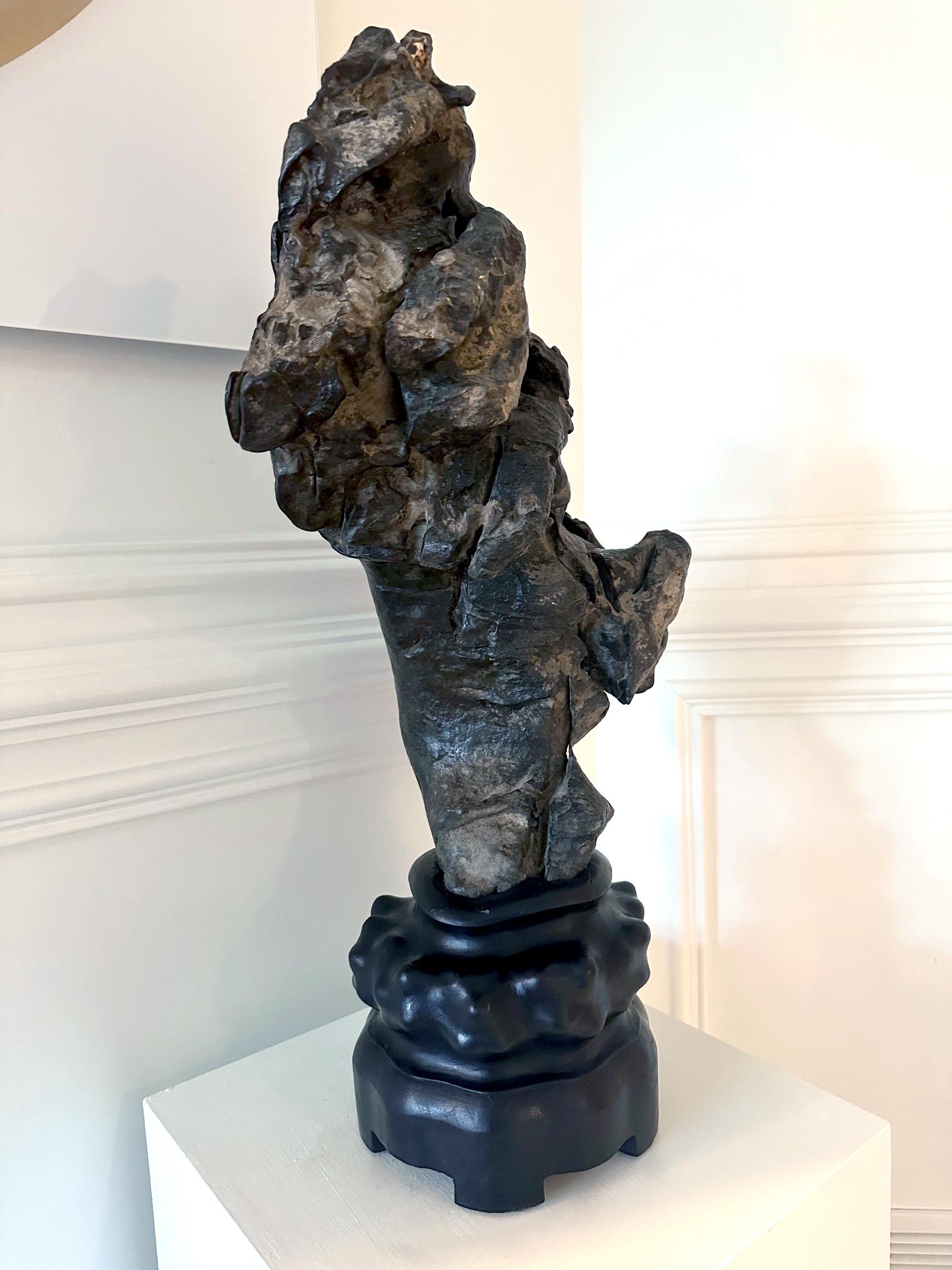 Pierre d'érudit chinoise Lingbi Stone sur Stand en vente 2