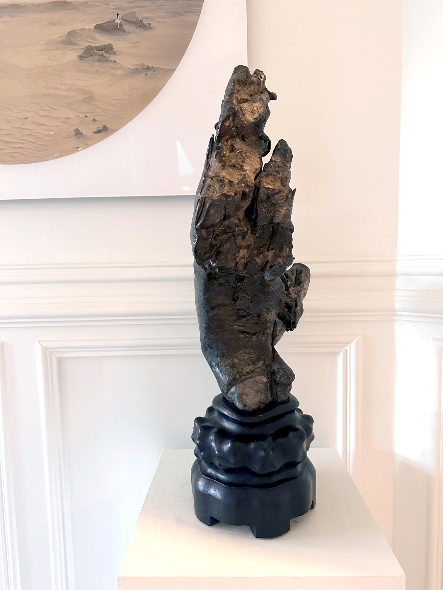 Pierre d'érudit chinoise Lingbi Stone sur Stand en vente 3
