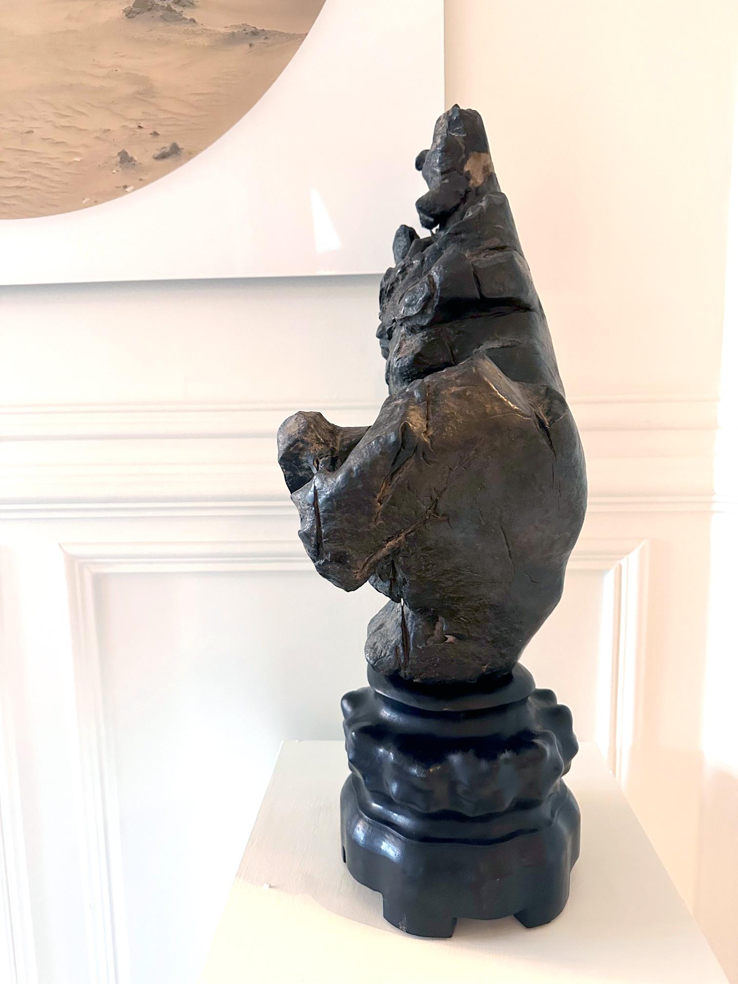 Pierre d'érudit chinoise Lingbi Stone sur Stand en vente 4