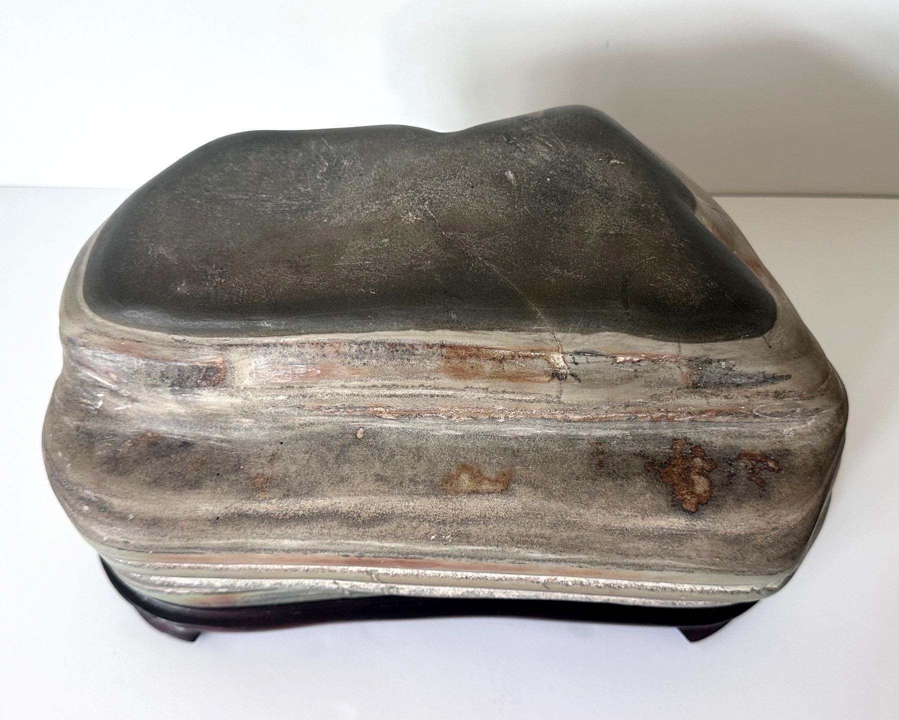 Exportation chinoise Pierre d'érudition chinoise A Stone Caitao Rock on Display Stand en vente