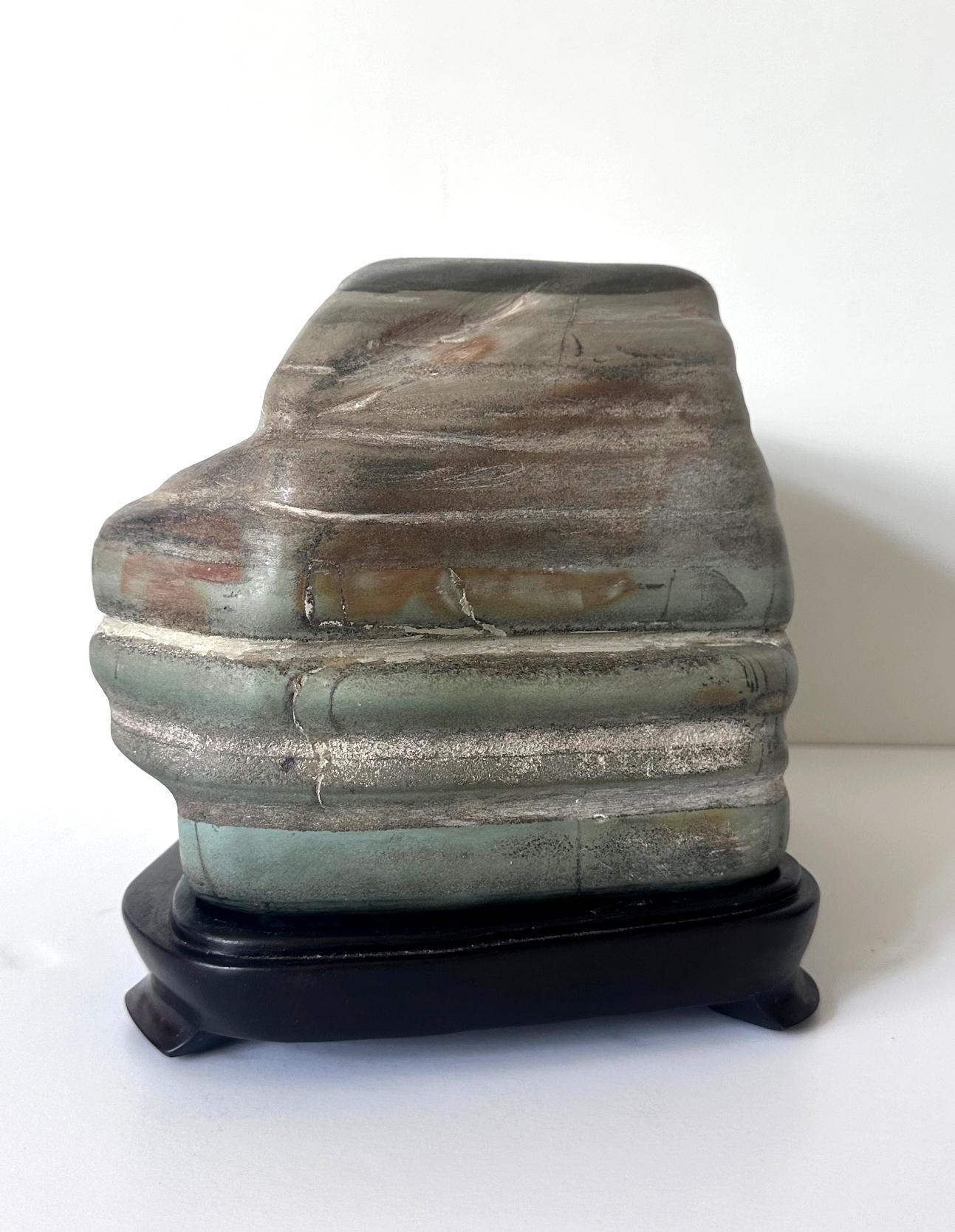 Pierre d'érudition chinoise A Stone Caitao Rock on Display Stand Bon état - En vente à Atlanta, GA