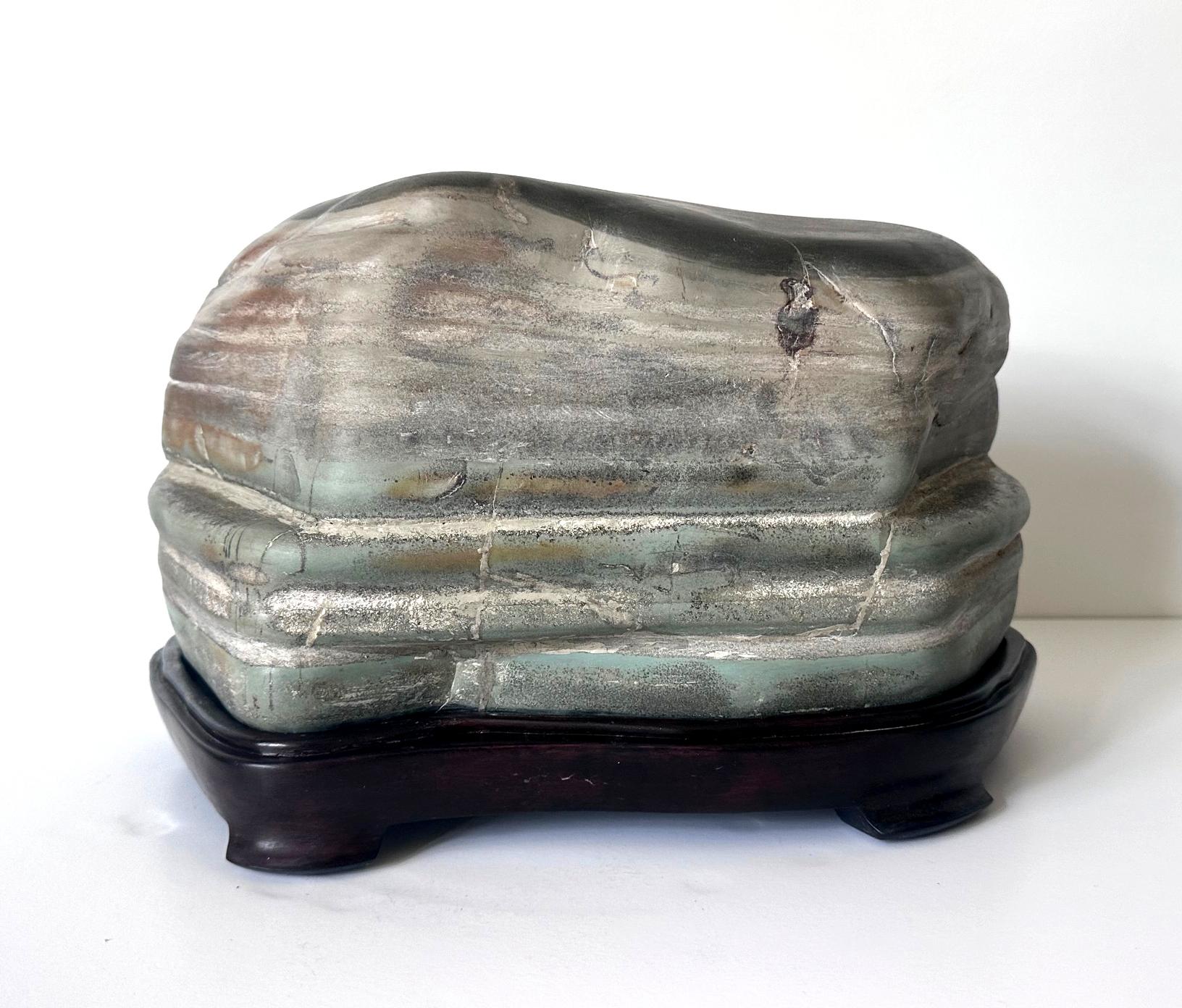 Fin du 20e siècle Pierre d'érudition chinoise A Stone Caitao Rock on Display Stand en vente