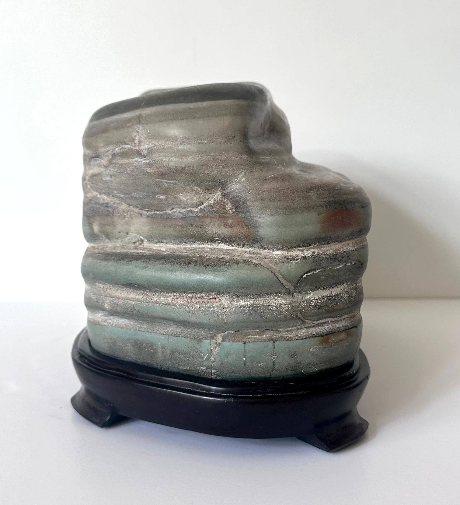 Pierre d'érudition chinoise A Stone Caitao Rock on Display Stand en vente 2