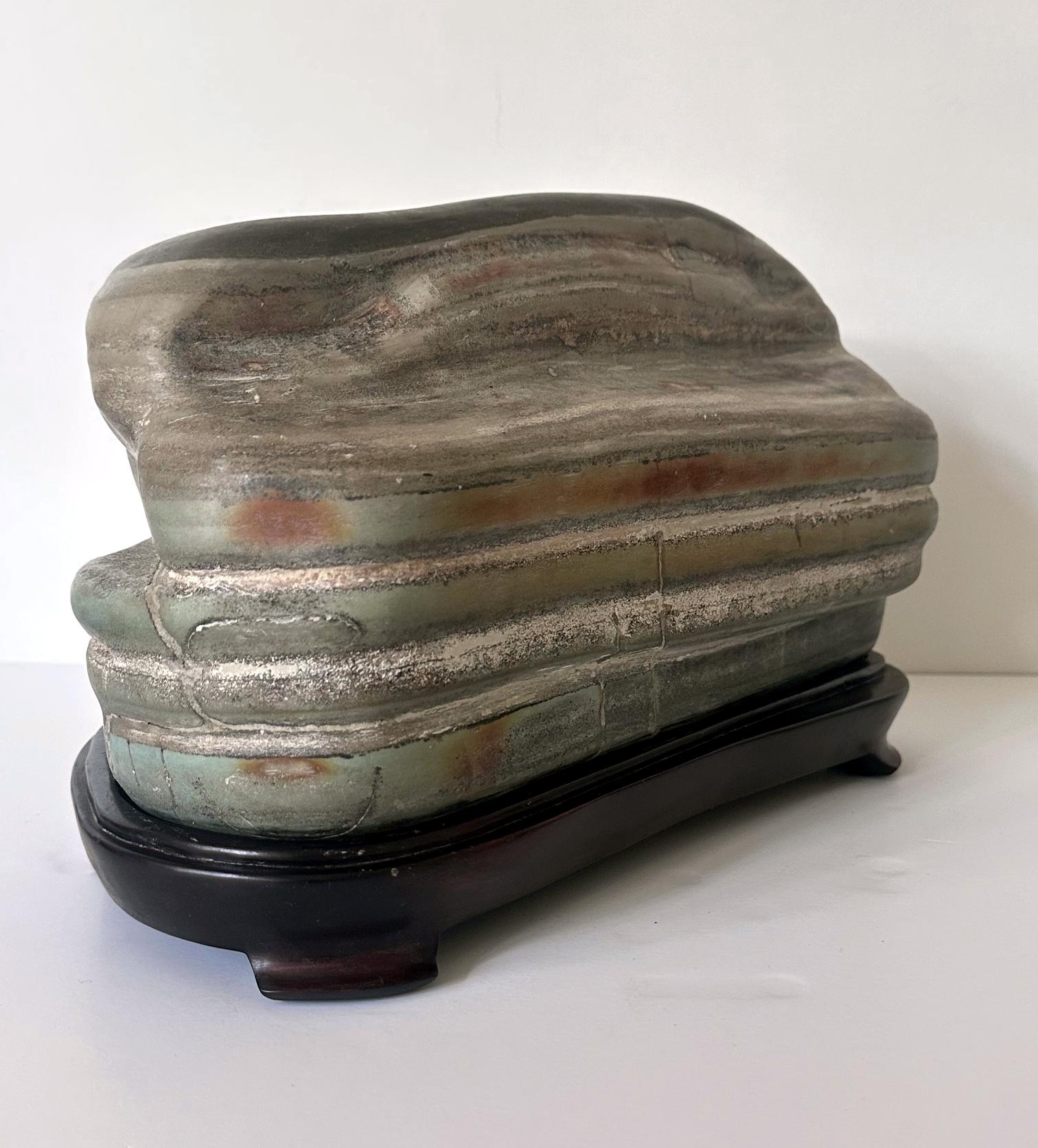 Pierre d'érudition chinoise A Stone Caitao Rock on Display Stand en vente 3