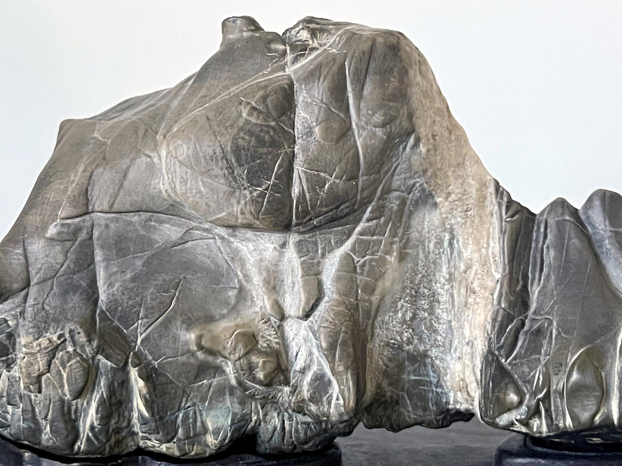 Pierre Forme de montagne en pierre d'érudit chinoise avec support d'exposition en vente