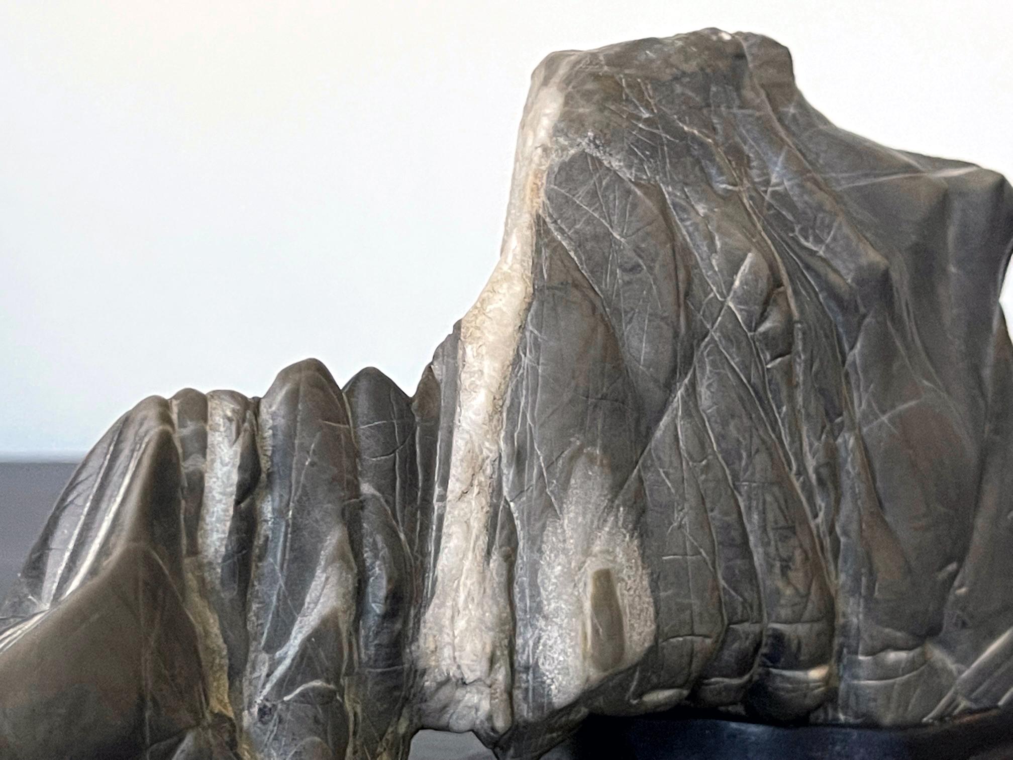 Chinesische Gelehrte Stein-Bergform mit Vitrinenständer im Angebot 7