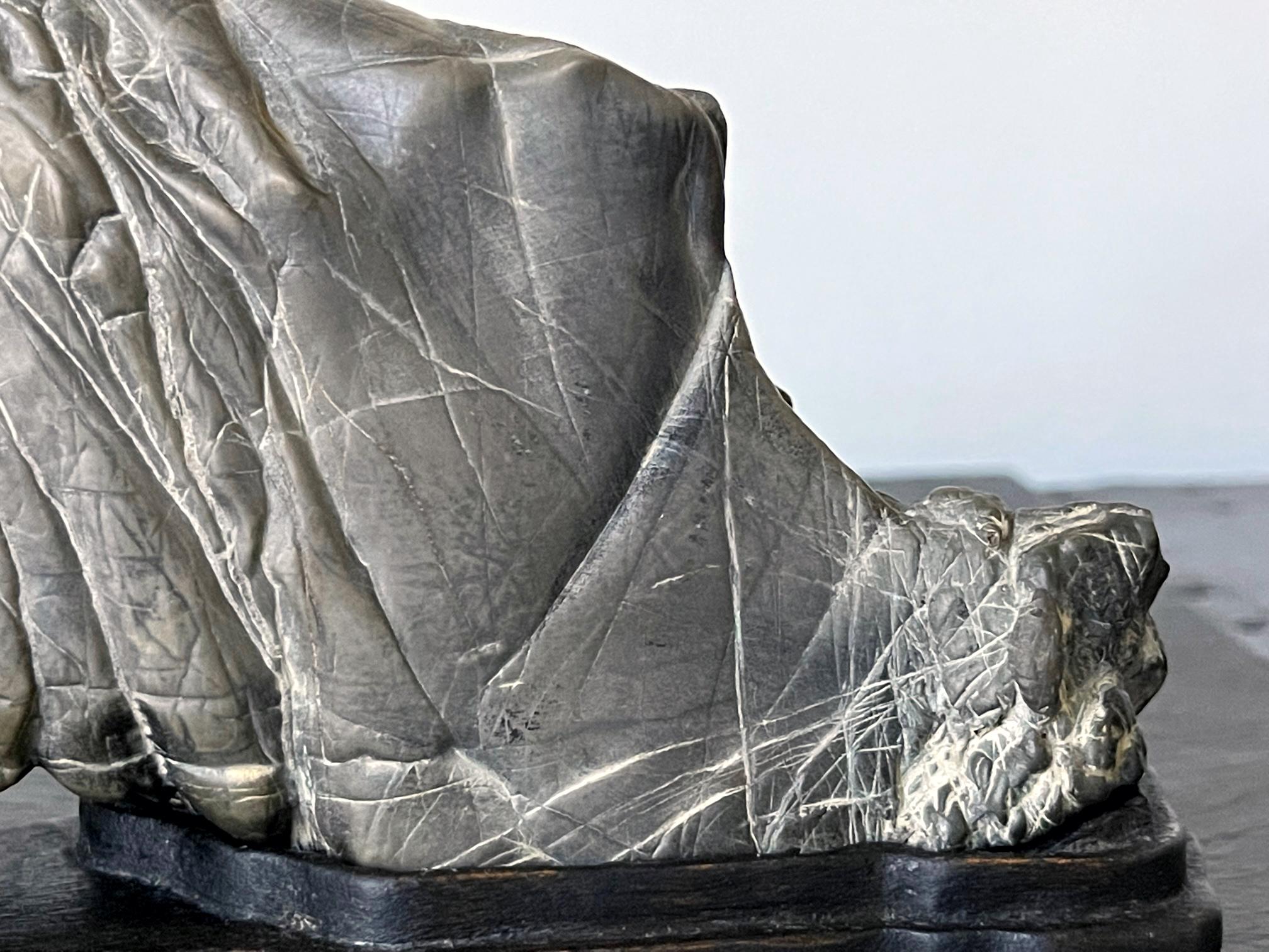 Forme de montagne en pierre d'érudit chinoise avec support d'exposition en vente 4