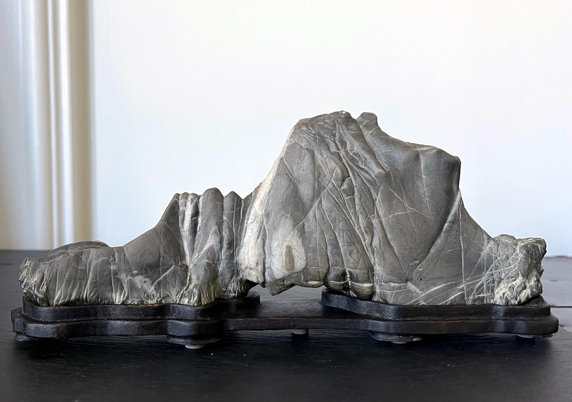 Chinesische Gelehrte Stein-Bergform mit Vitrinenständer (19. Jahrhundert) im Angebot