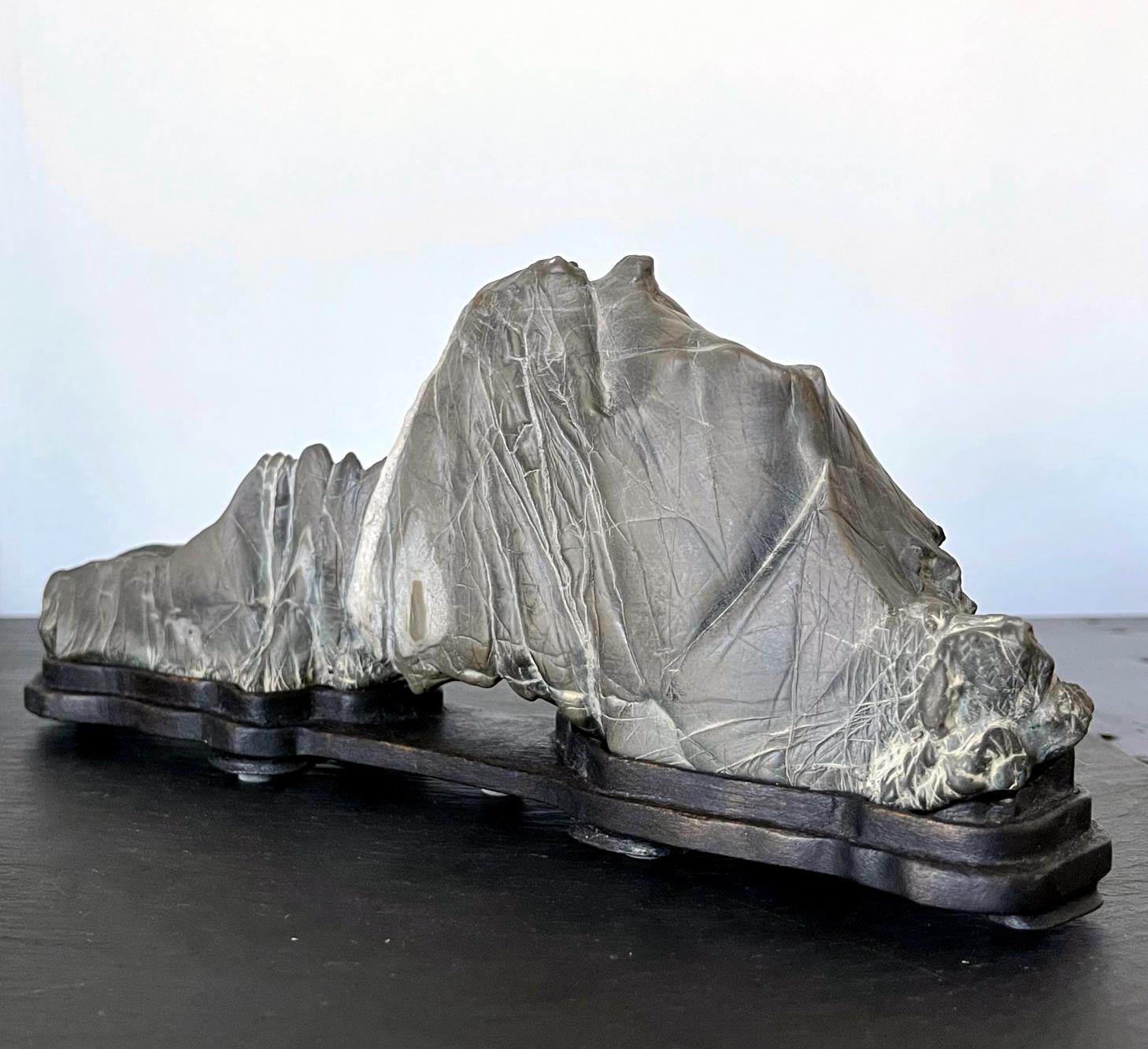 Exportation chinoise Forme de montagne en pierre d'érudit chinoise avec support d'exposition en vente