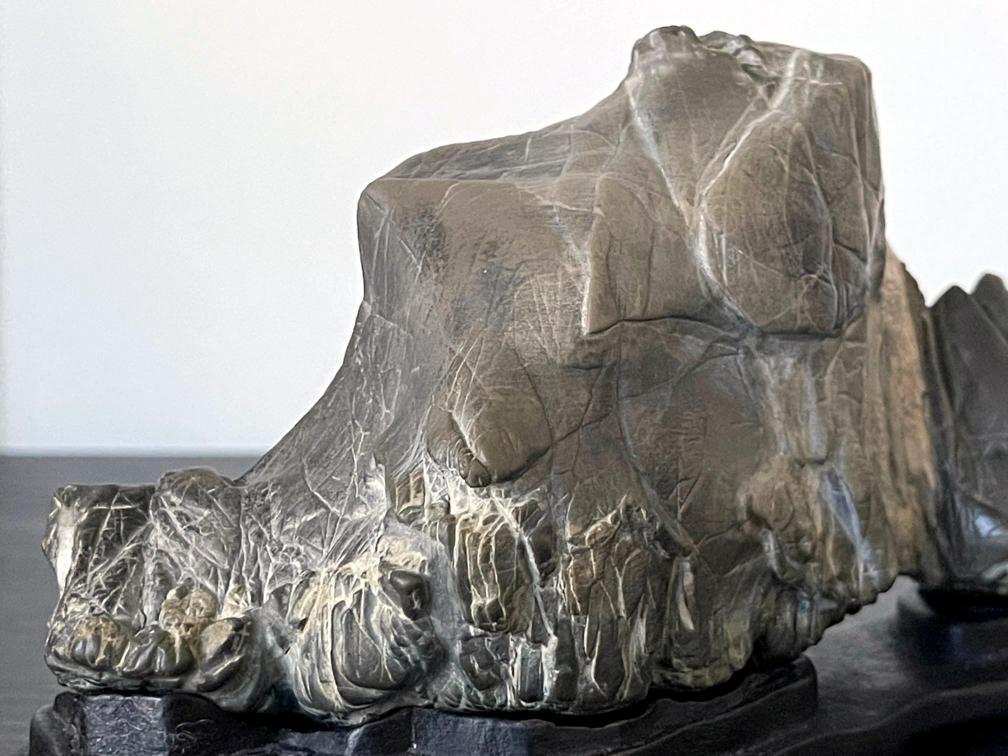 Forme de montagne en pierre d'érudit chinoise avec support d'exposition Bon état - En vente à Atlanta, GA