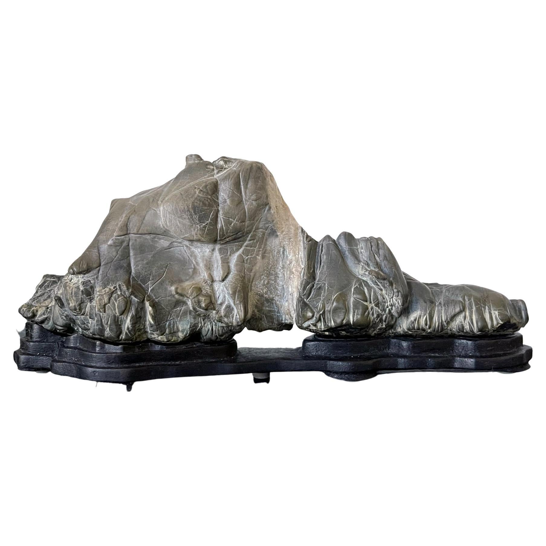 Forme de montagne en pierre d'érudit chinoise avec support d'exposition en vente