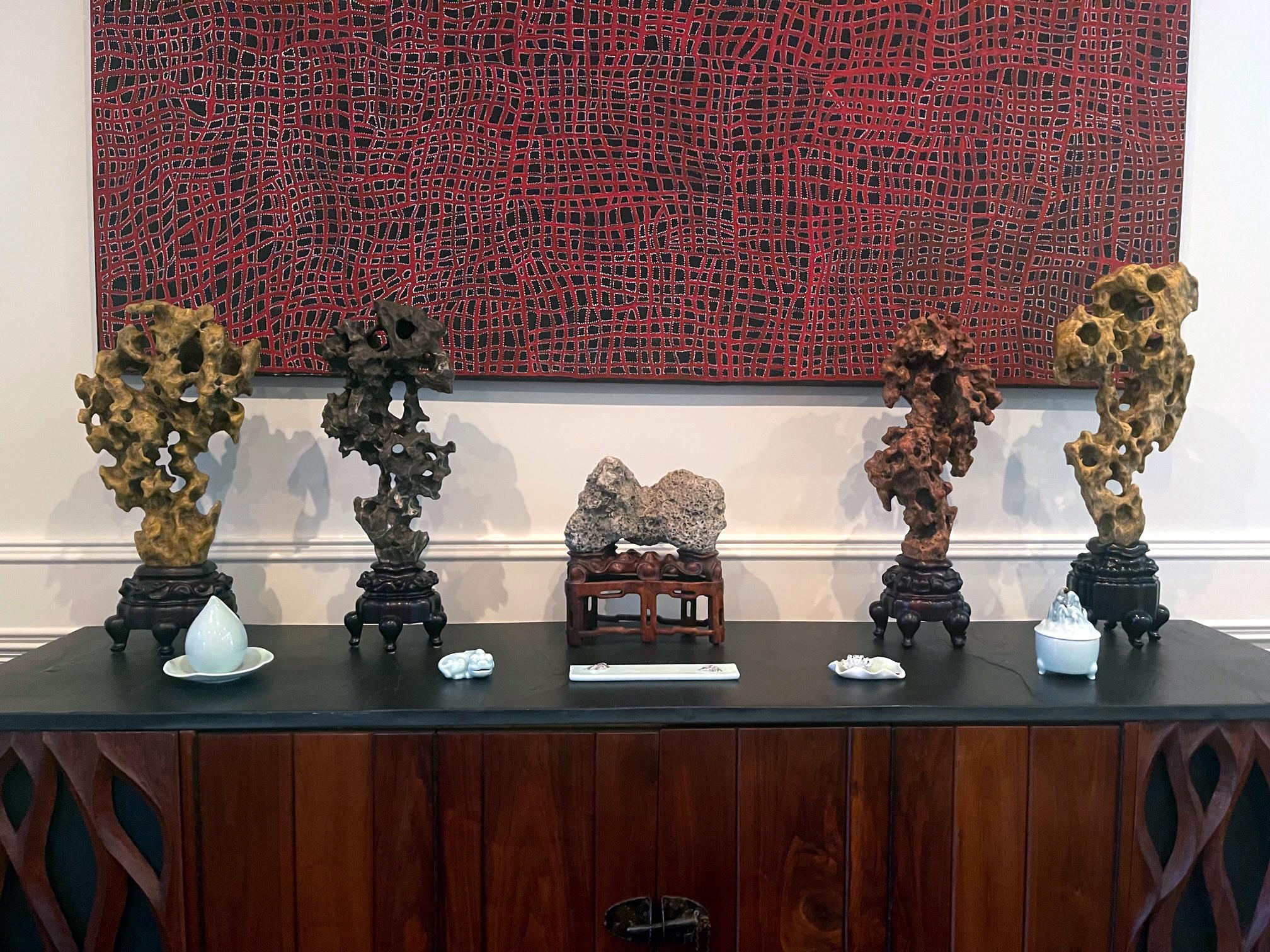 Chinesischer Gelehrtenstein Seltener roter Taihu-Fels auf Display-Ständer 12