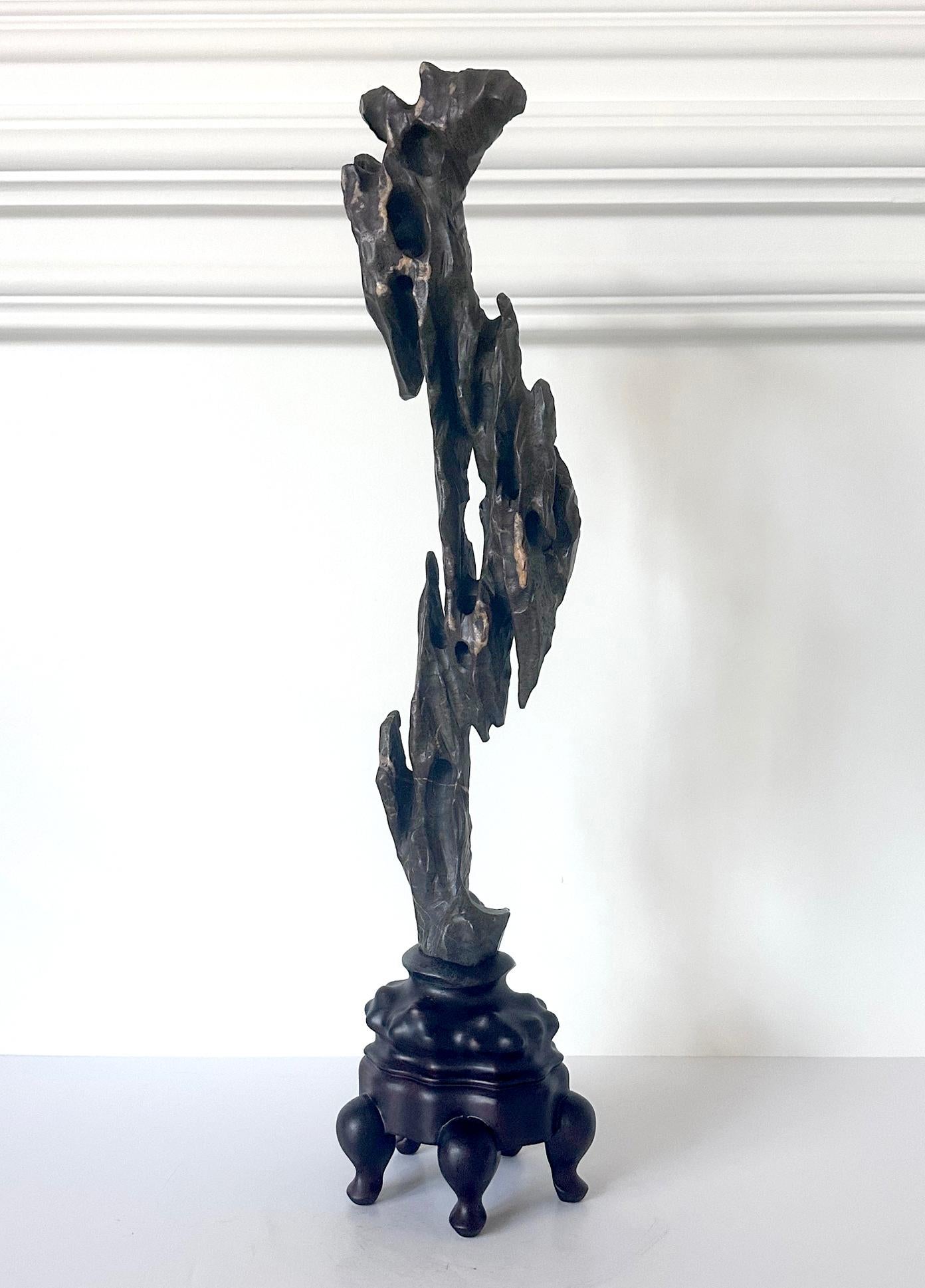 Sculpté à la main Pierre d'érudit chinois Grande pierre élancée Lingbi Rock sur Stand de présentation en vente