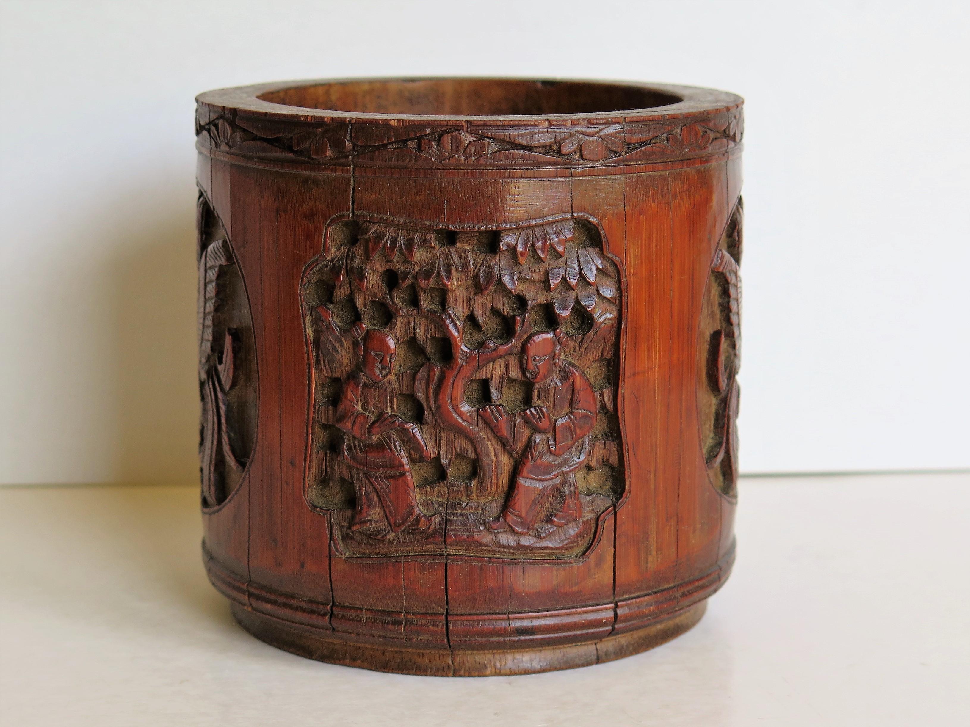 Chinese Brush Pot or Bitong in Bamboo Finely Carved & Signed, Early 19thC. Qing In Good Condition In Lincoln, Lincolnshire