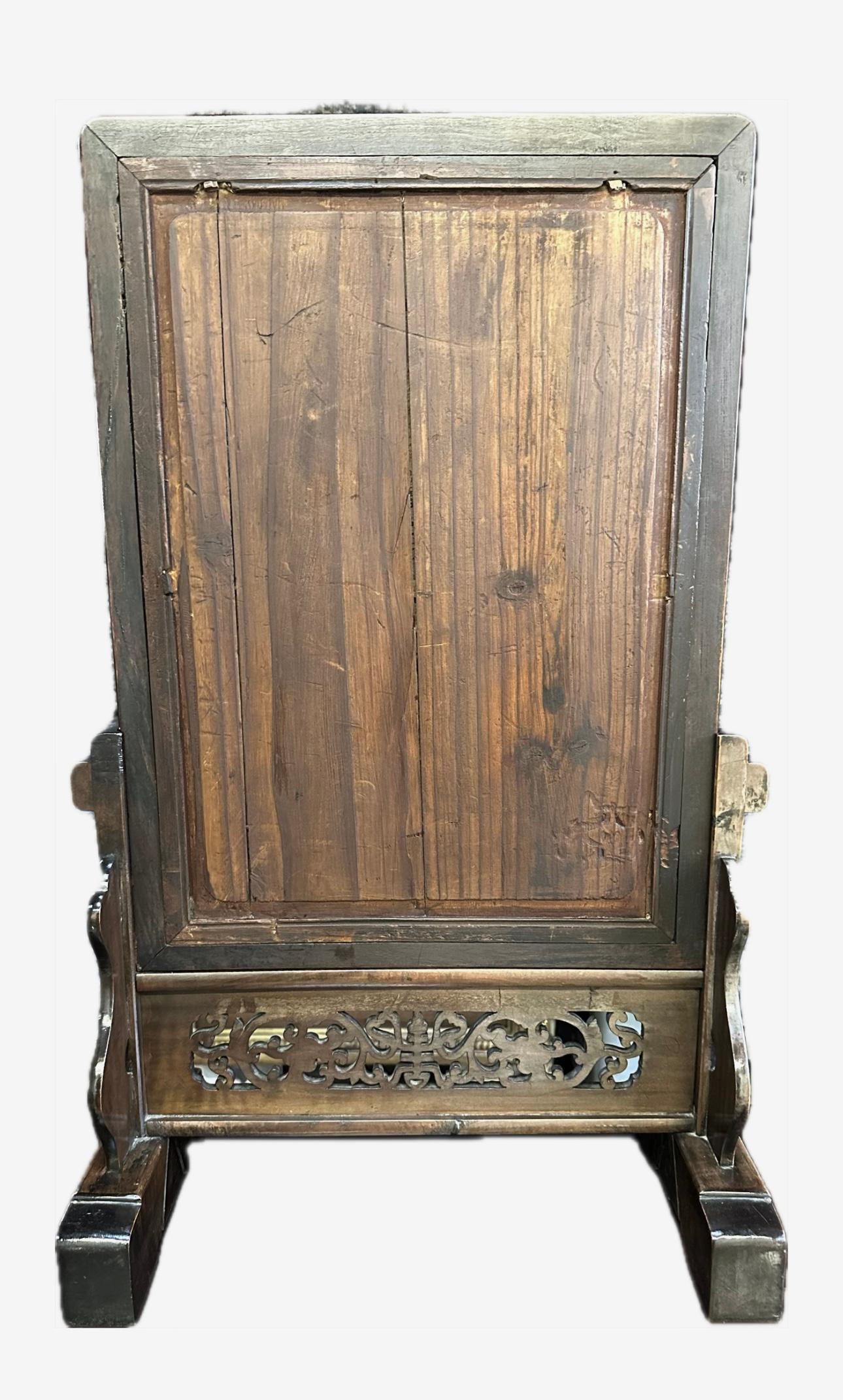Rare miroir/écran de table pour érudits chinois de la dynastie Qing, datant du début du XIXe siècle. Cette pièce de collection est signée par l'artisan qui l'a fabriquée et contient encore son miroir d'origine qui présente des signes de