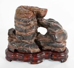 Roca de eruditos chinos sobre base de madera dura hecha a medida, gran escala, circa 1900