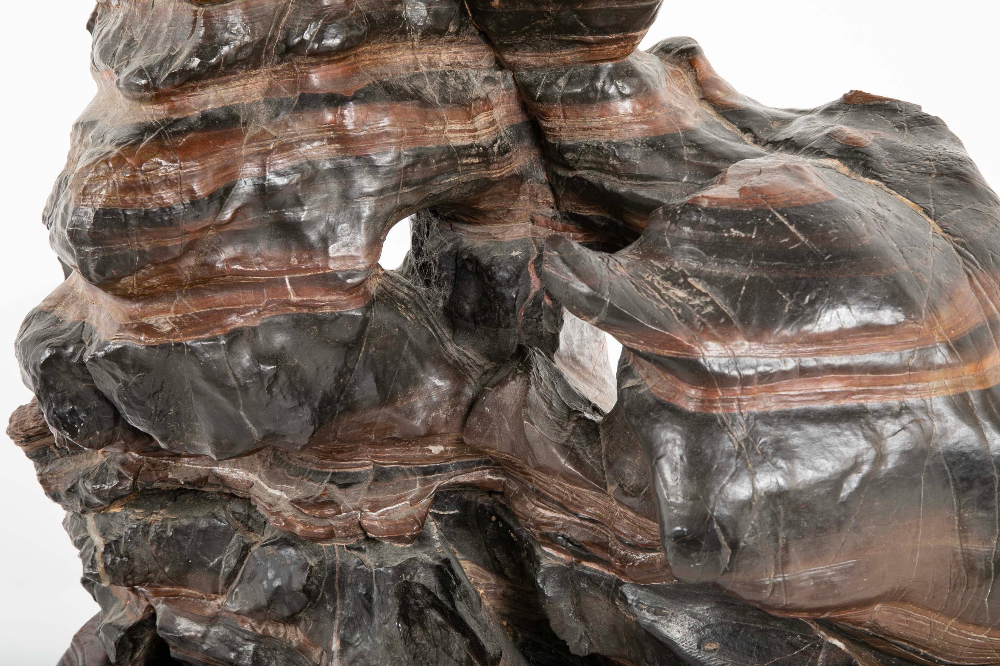 Qing Roccia degli studiosi cinesi su base di legno duro personalizzata, scala grande, circa 1900 in vendita