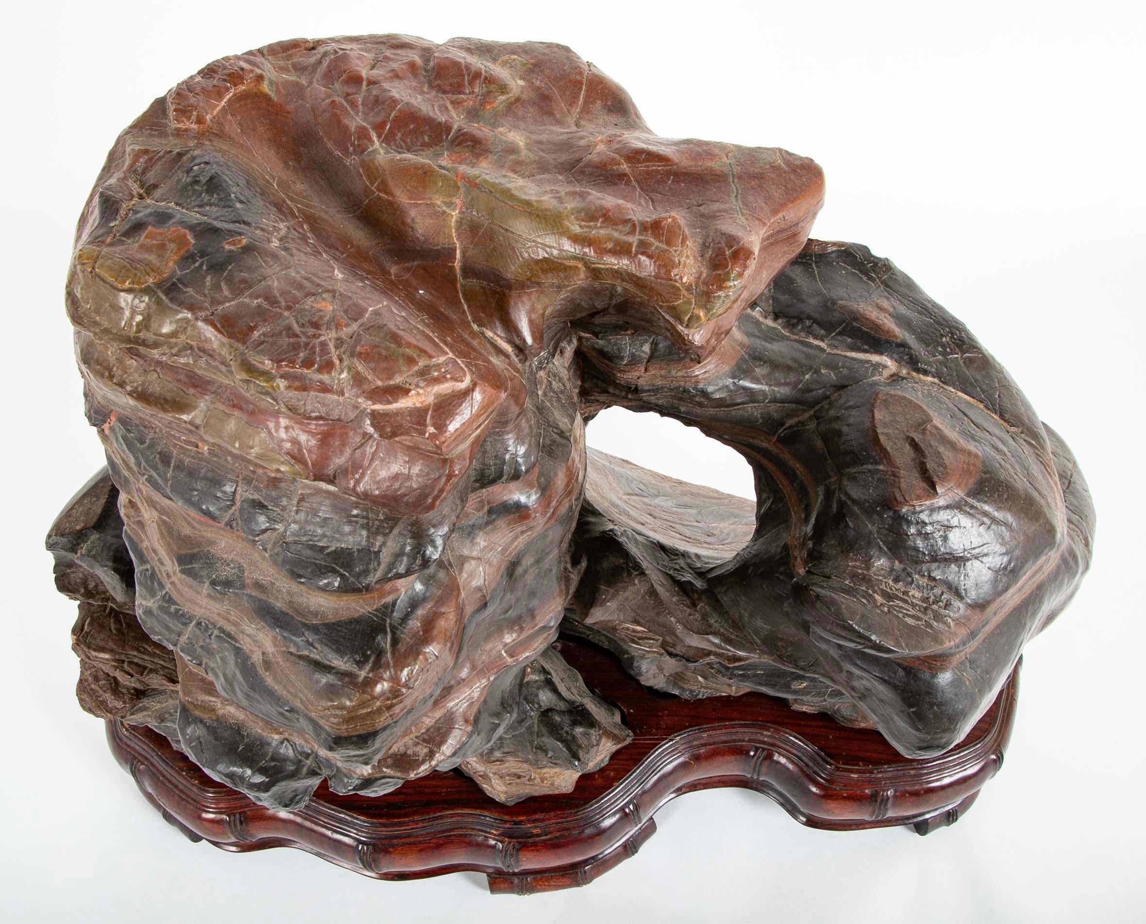 Cinese Roccia degli studiosi cinesi su base di legno duro personalizzata, scala grande, circa 1900 in vendita