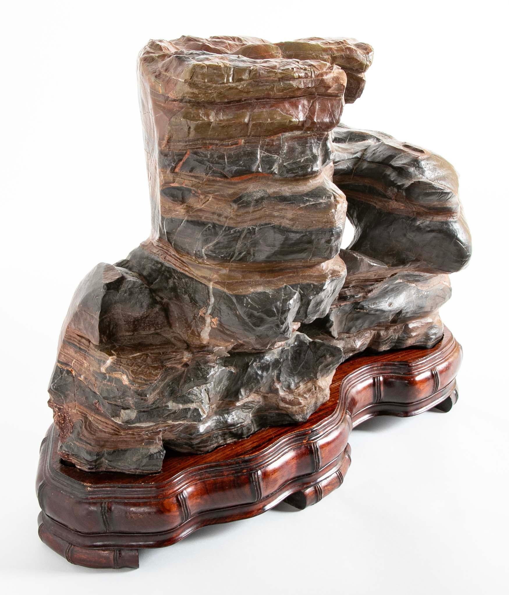 Lucidato Roccia degli studiosi cinesi su base di legno duro personalizzata, scala grande, circa 1900 in vendita