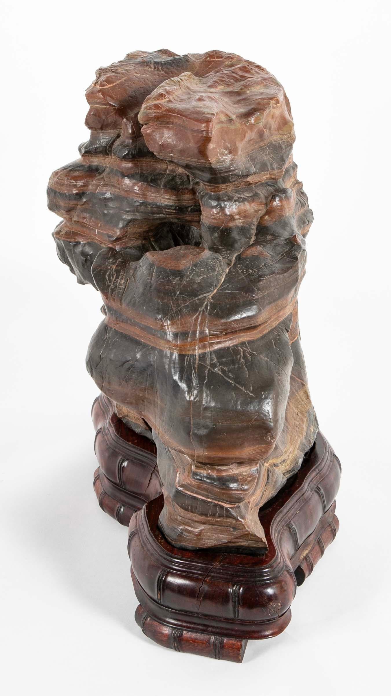 XX secolo Roccia degli studiosi cinesi su base di legno duro personalizzata, scala grande, circa 1900 in vendita