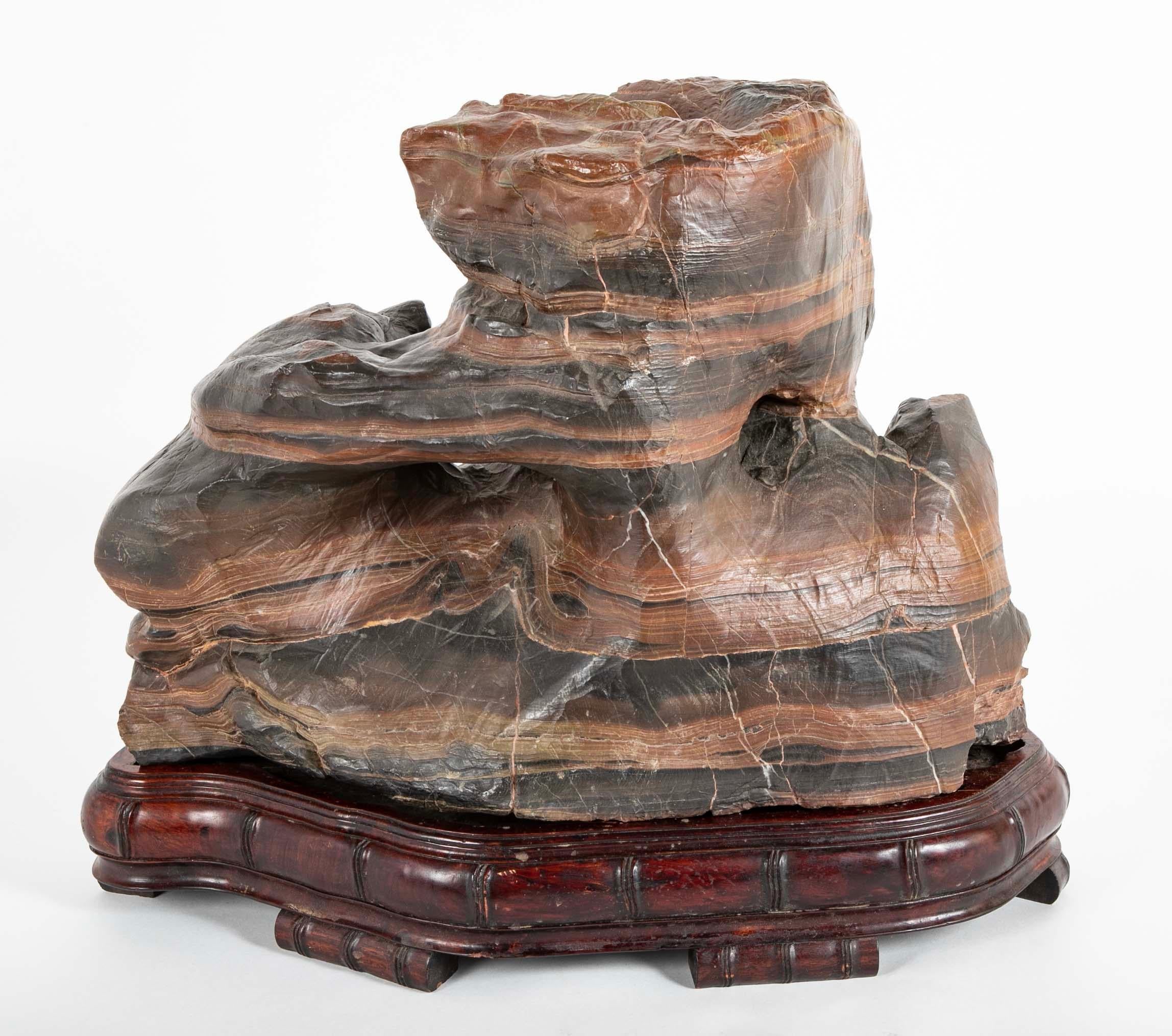 Pietra Roccia degli studiosi cinesi su base di legno duro personalizzata, scala grande, circa 1900 in vendita