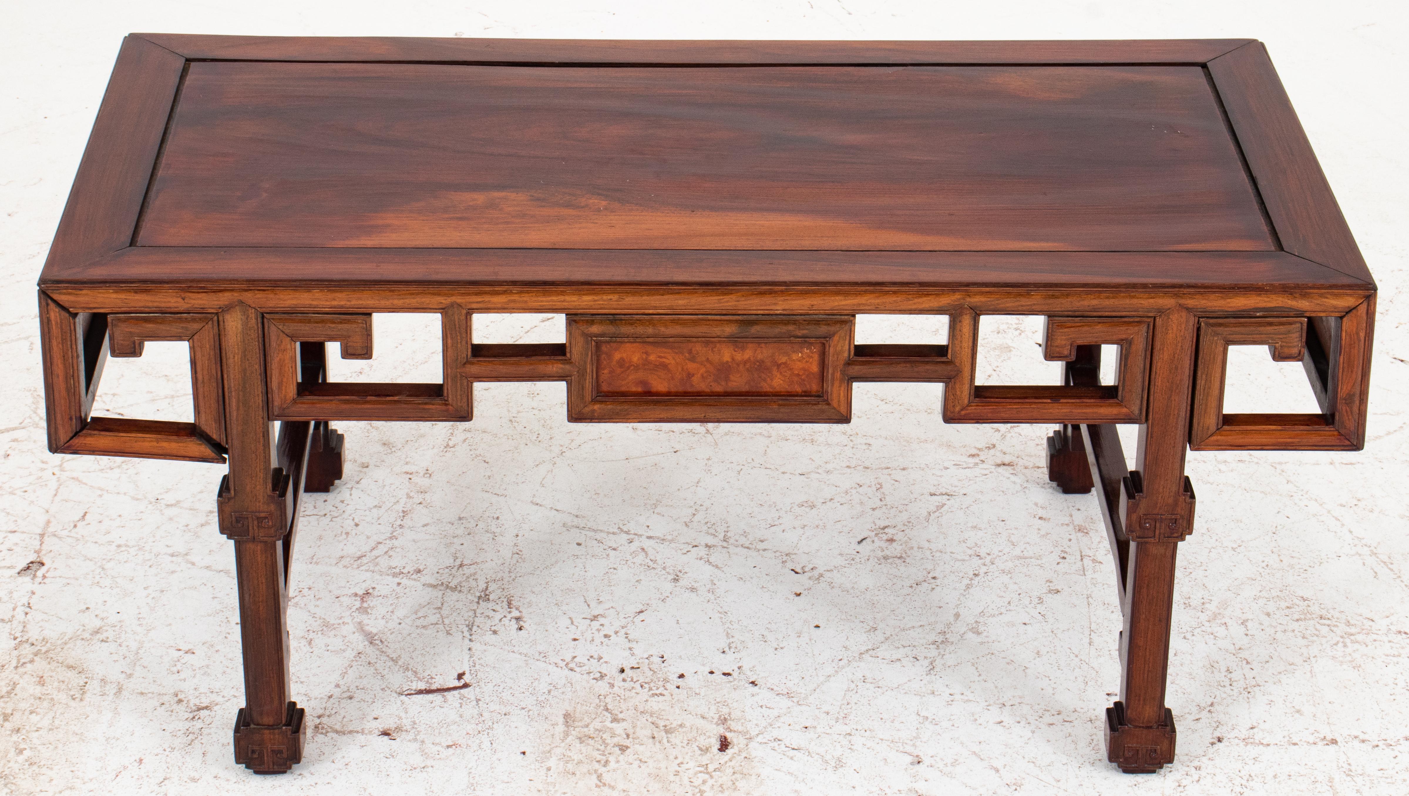 Table basse d'érudit chinois à côtés et pieds chantournés, probablement en bois de Zitan, avec côtés en loupe, début du XXe siècle. Mesures : 16.25