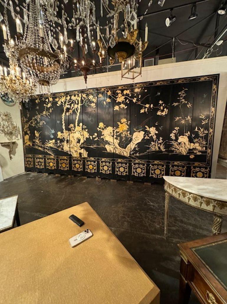 Large 12 Panel Gilt Decorated Chinese Screen In Good Condition For Sale In Dallas, TX