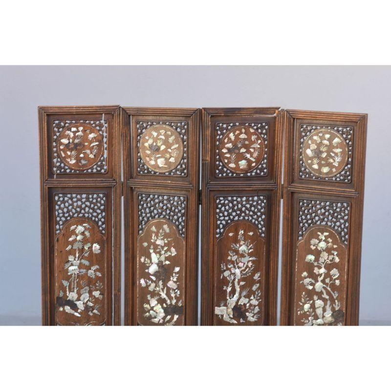 Chinese period wooden screen with shell inlay from the beginning of the 20th century, height 183 cm for 4 shutters of 21 cm x 97 cm some gaps.

Additional information:
Material: Blackened wood
Style: Asian.