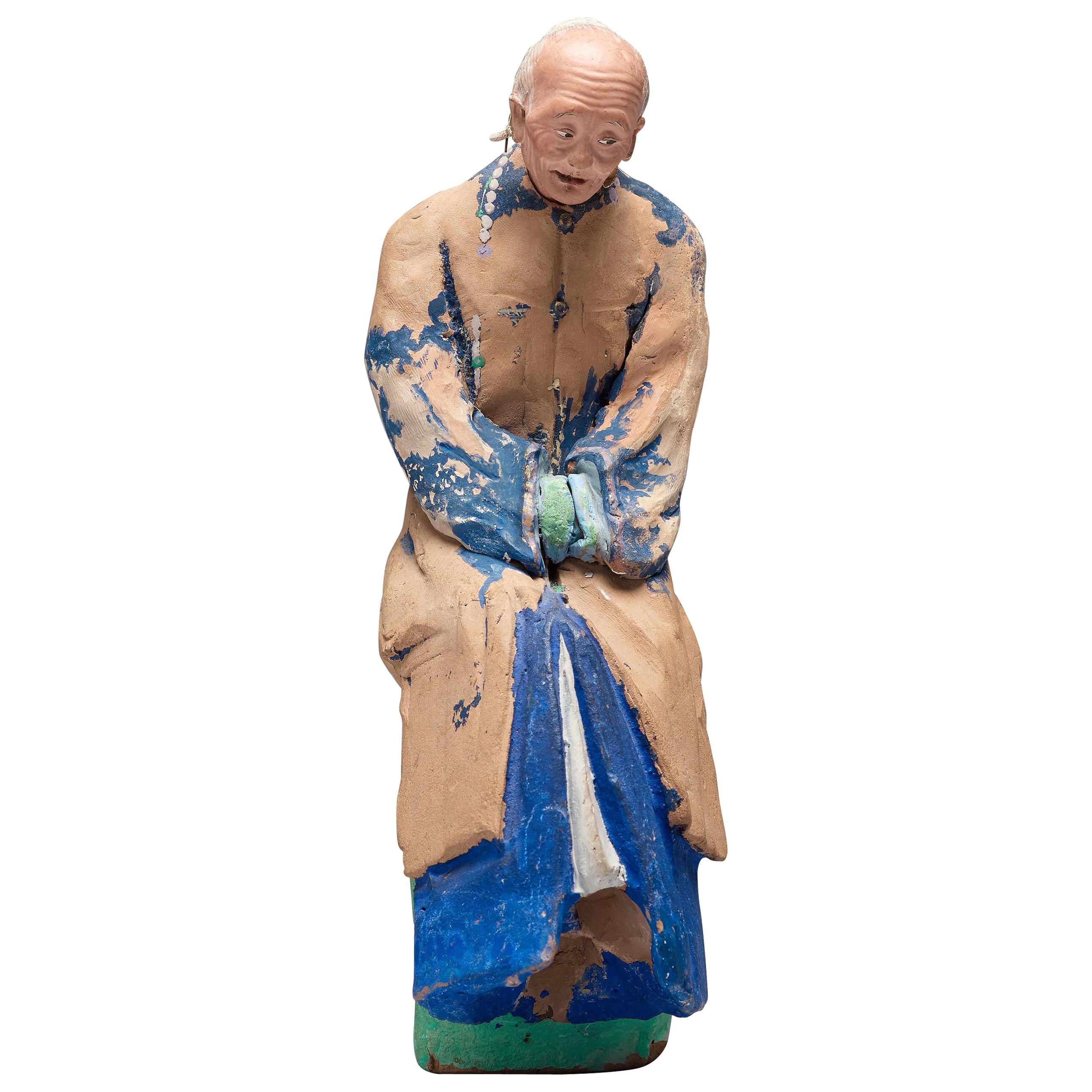 Chinesische Skulptur und bemalte Tonfigur eines älteren Mannes, 19. Jahrhundert im Angebot