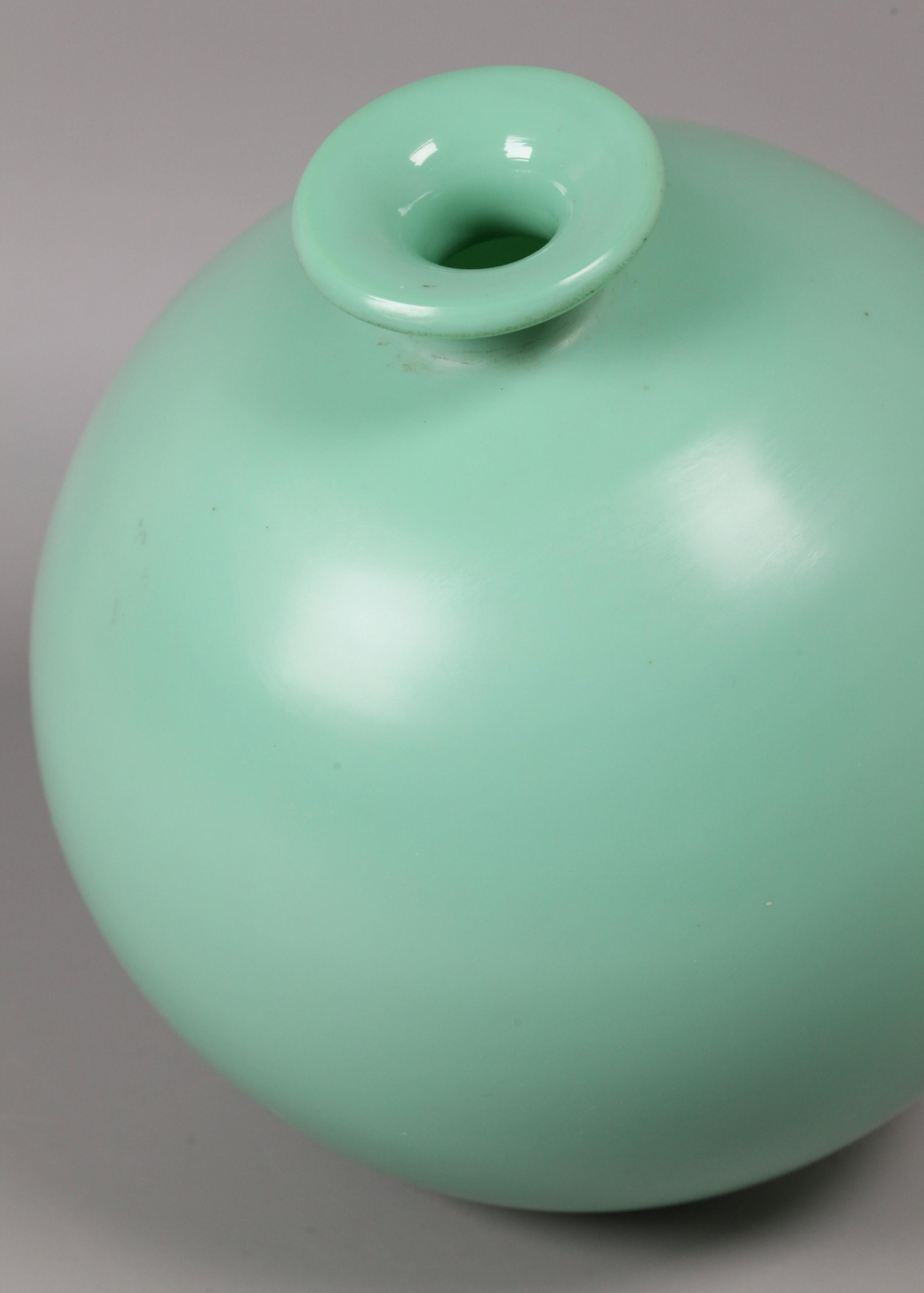 Chinesische kugelförmige Vase aus grünem Pekinger Glas, frühes 19. Jahrhundert im Angebot 1