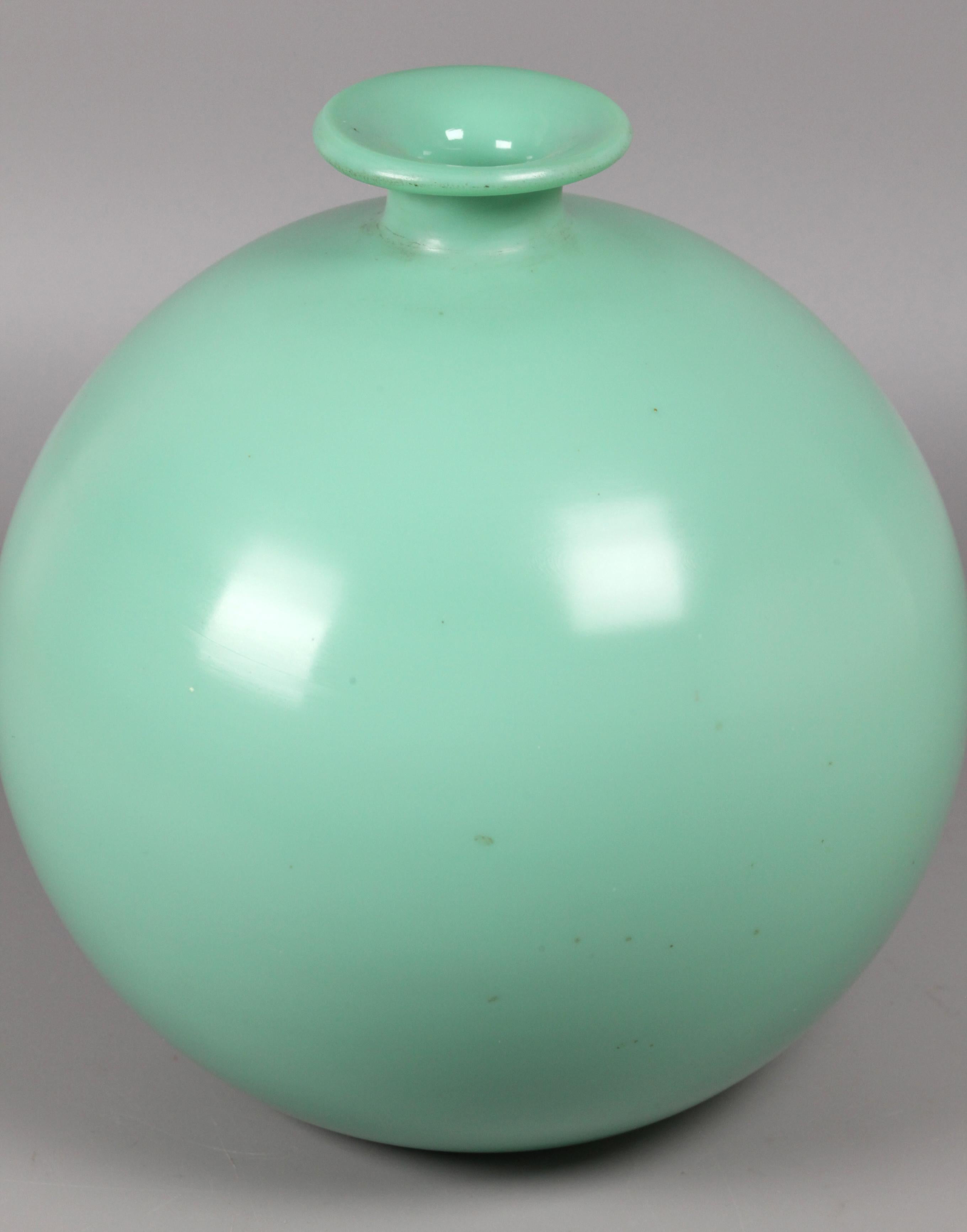 Chinesische kugelförmige Vase aus grünem Pekinger Glas, frühes 19. Jahrhundert im Angebot 2