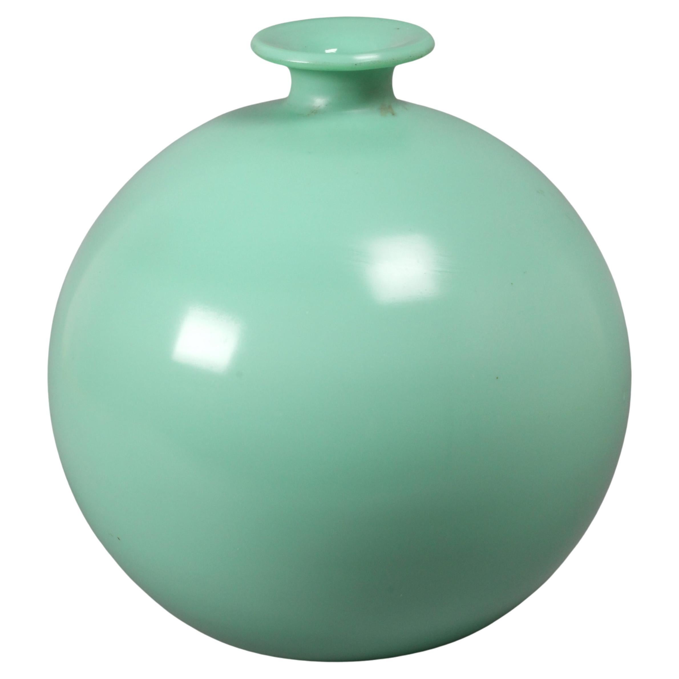 Chinesische kugelförmige Vase aus grünem Pekinger Glas, frühes 19. Jahrhundert