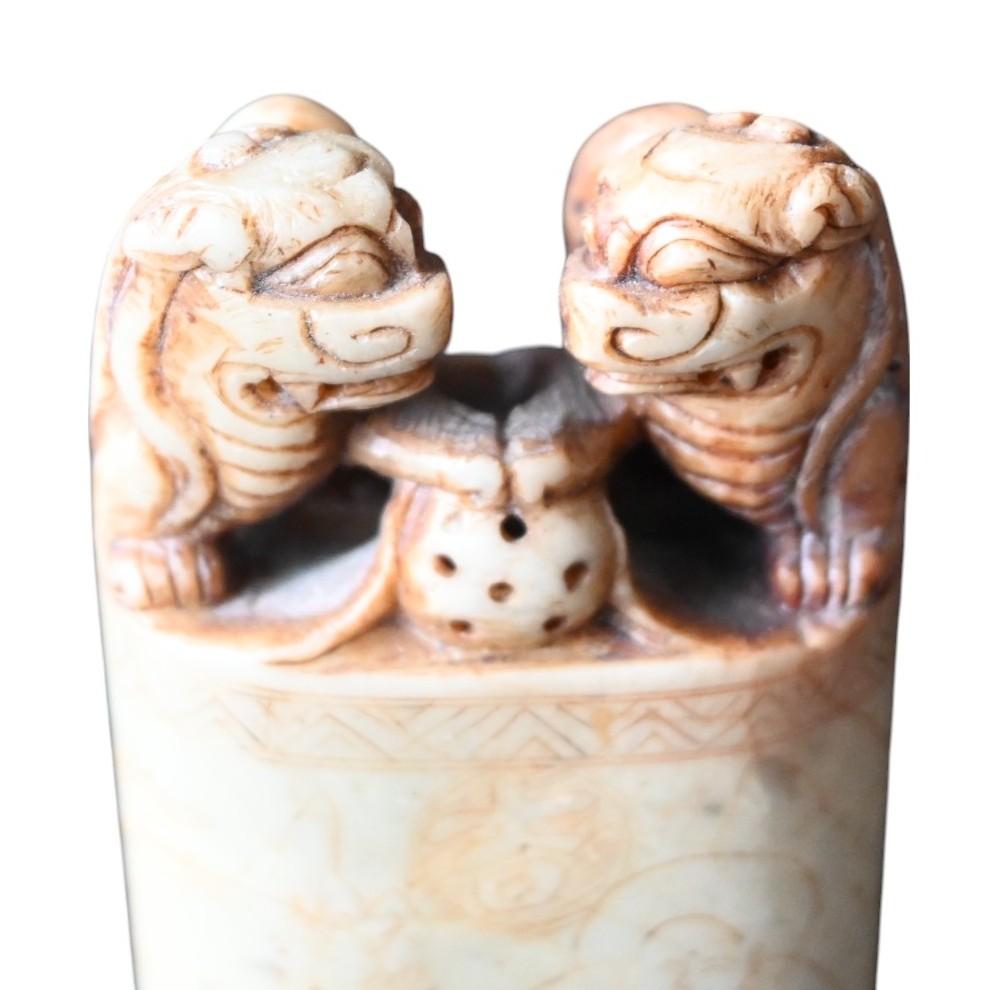A late 19th century Chinese stamp carved in steatite.
Old traces of use and patina.
The seal is also fully engraved and has a text on it. 大地回春 披锦绣.
It is a poetic expression celebrating the renewal and beauty of nature in spring. 