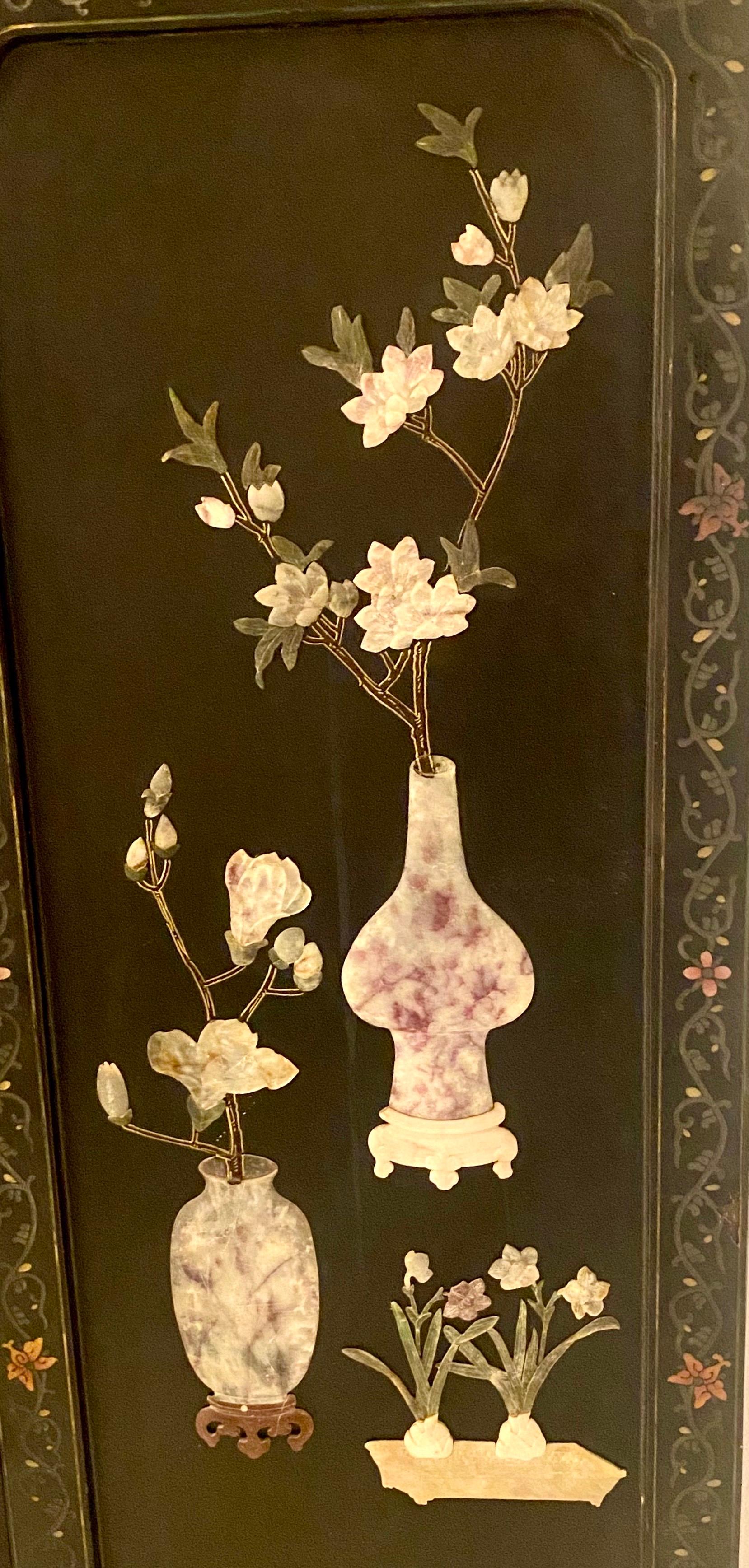 Pietra preziosa Paravento cinese in pietra saponaria, pietra dura semipreziosa e lacca in vendita