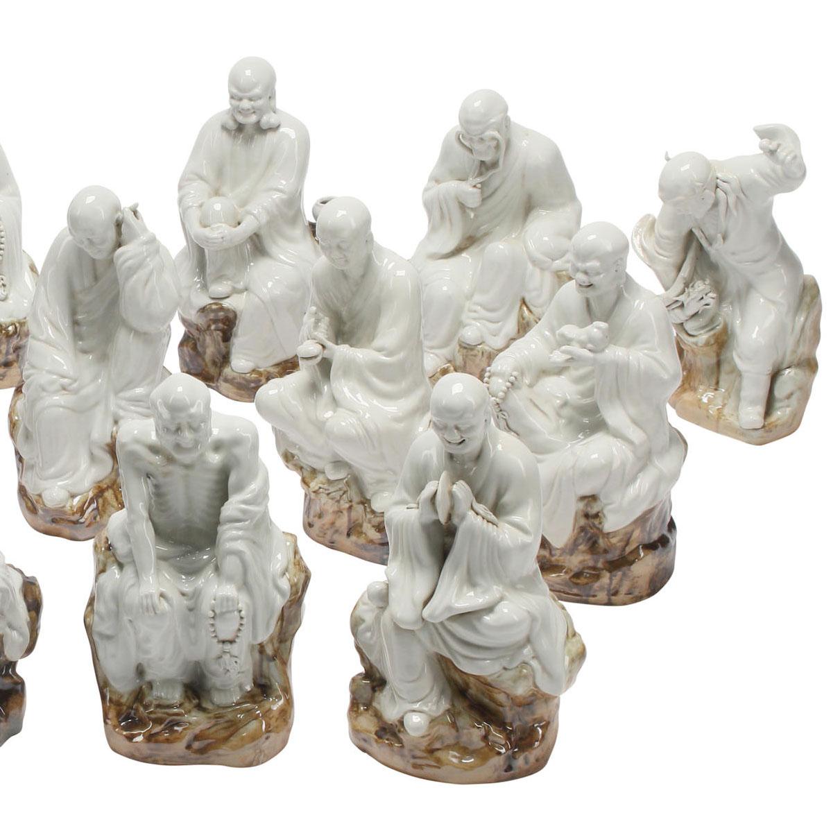 Chinesisches Set von achtzehn Blanc de Chine emaillierten Keramik-Arhats oder Luohan-Buddhas (Tibetisch) im Angebot